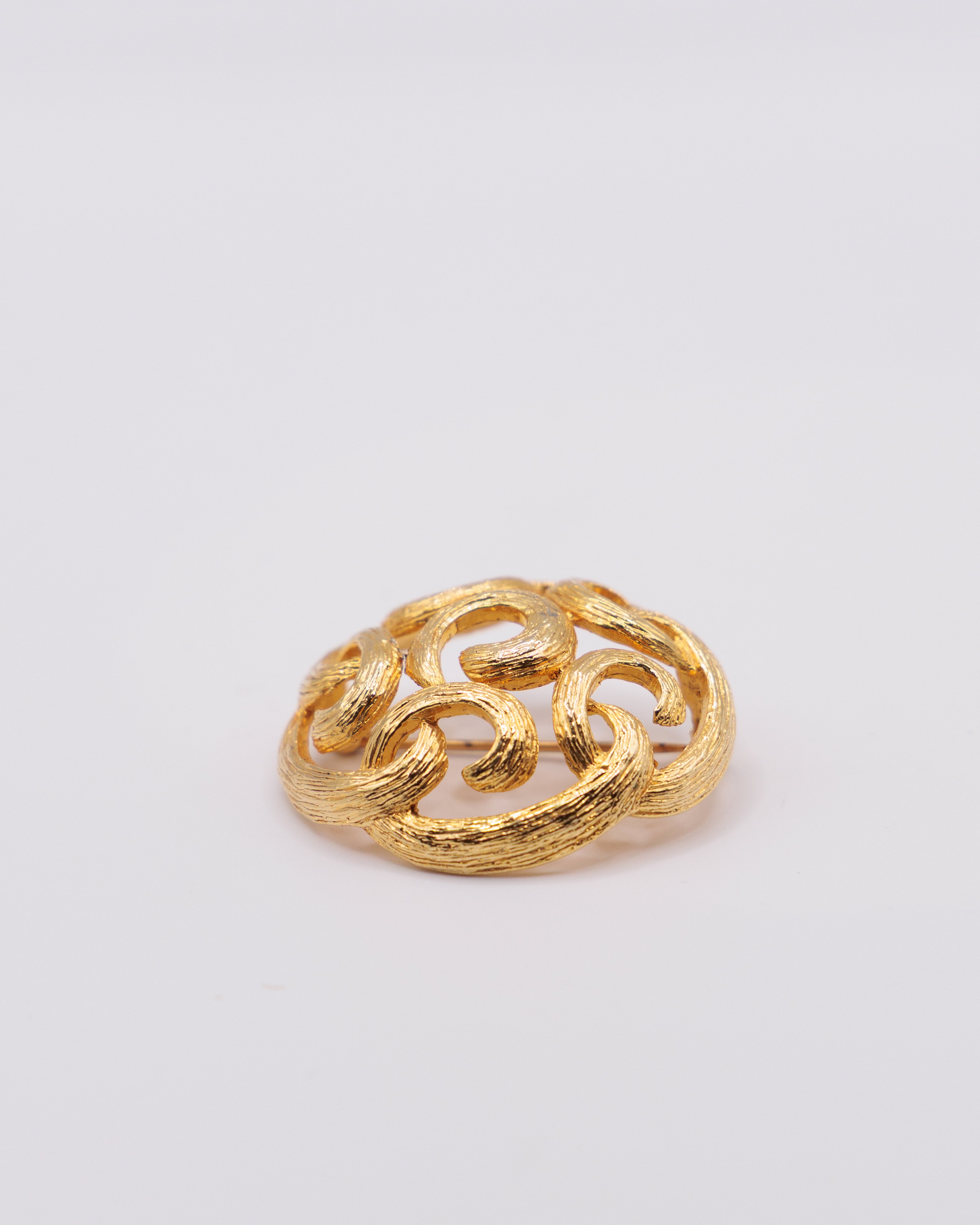 Spilla vintage dorata traforata a motivo spiraliforme – stile barocco – 4 cm