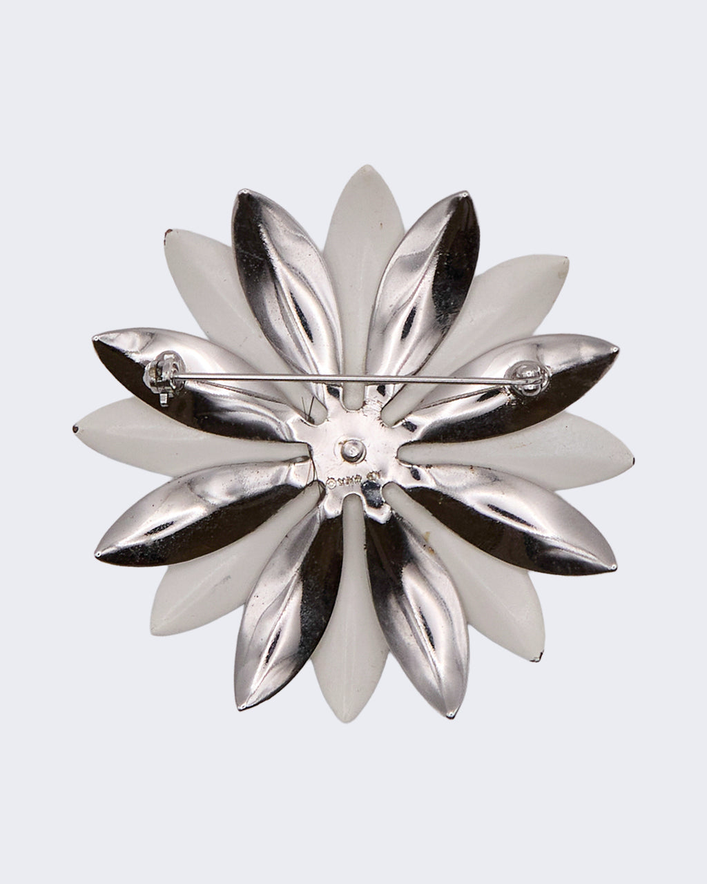 Spilla Vintage firmata Sarah Coventry con motivo Floreale in Metallo Argentato e Petali Smaltati Bianchi – Design Floreale Anni ’60