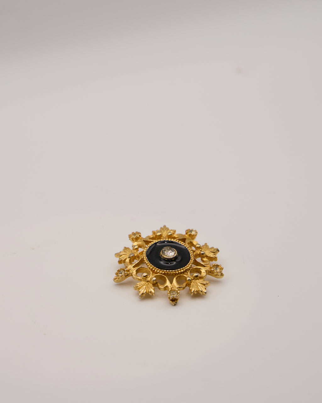 Spilla Vintage in Stile Vittoriano con Vetro Nero e Placcatura Oro