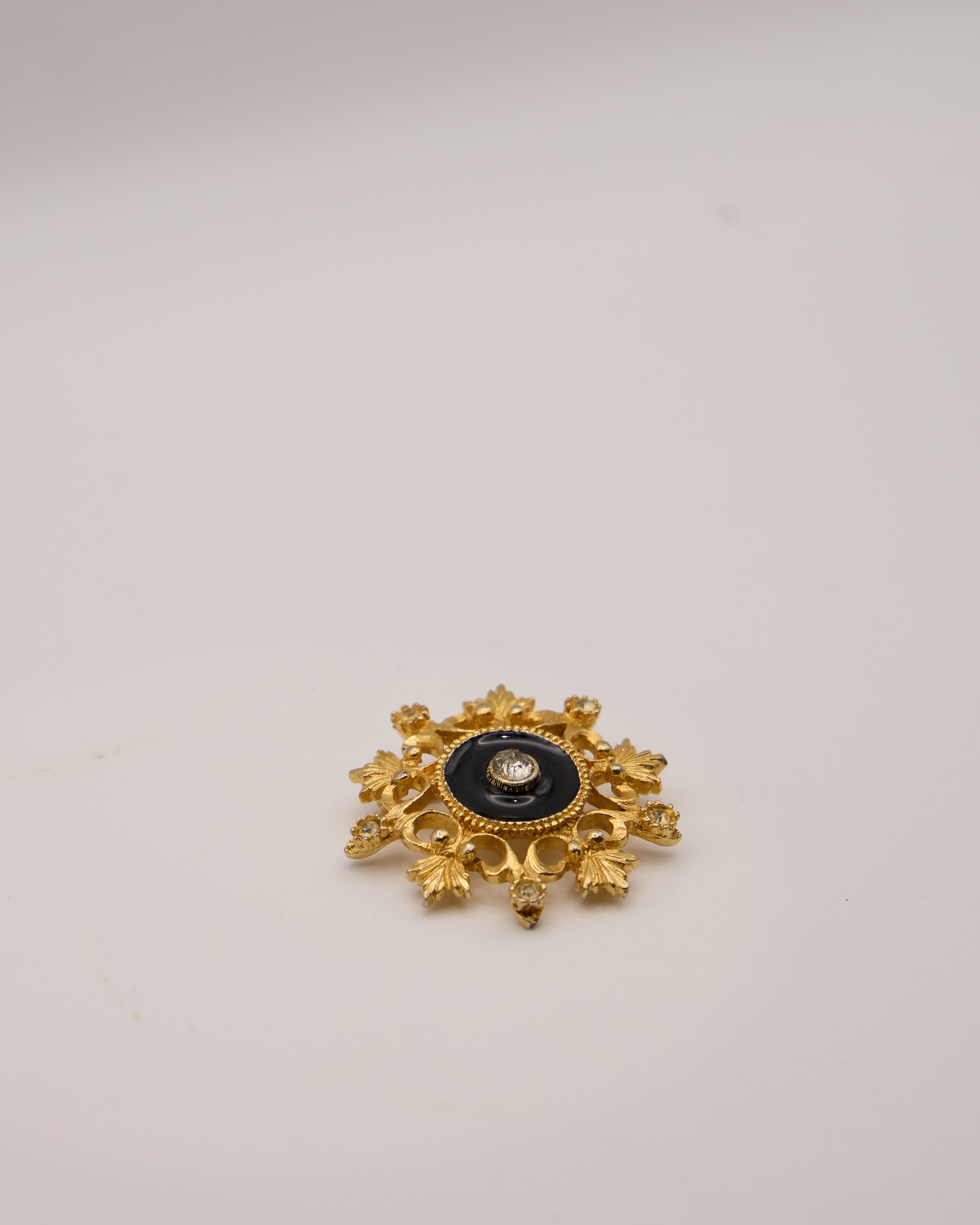 Spilla Vintage in Stile Vittoriano con Vetro Nero e Placcatura Oro