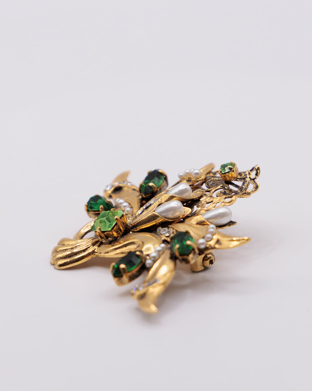 Spilla vintage Mulú Reggio E. firmata con pietre verdi e perle – stile floreale barocco – dorata