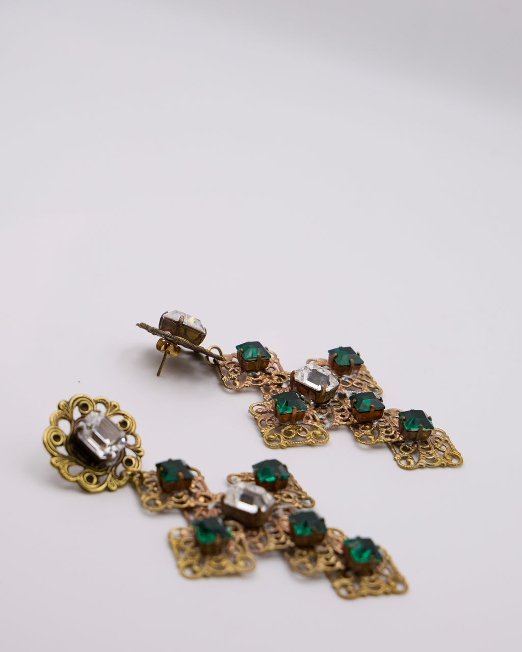 Orecchini Vintage Croce Filigrana con Cristalli Verdi – Statement Barocco Dorato