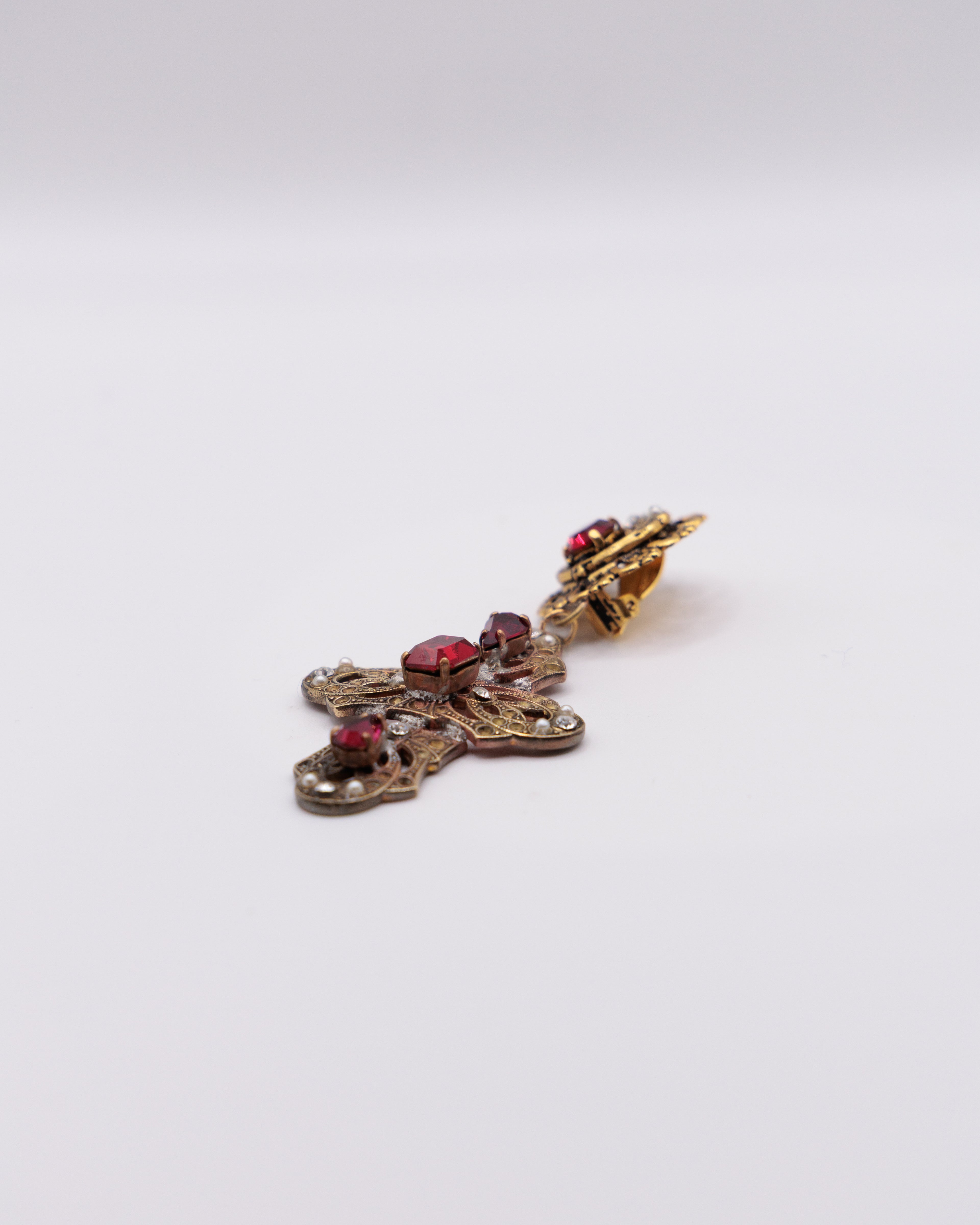 Orecchini vintage a croce con pietre rosse e perle – clip – stile barocco