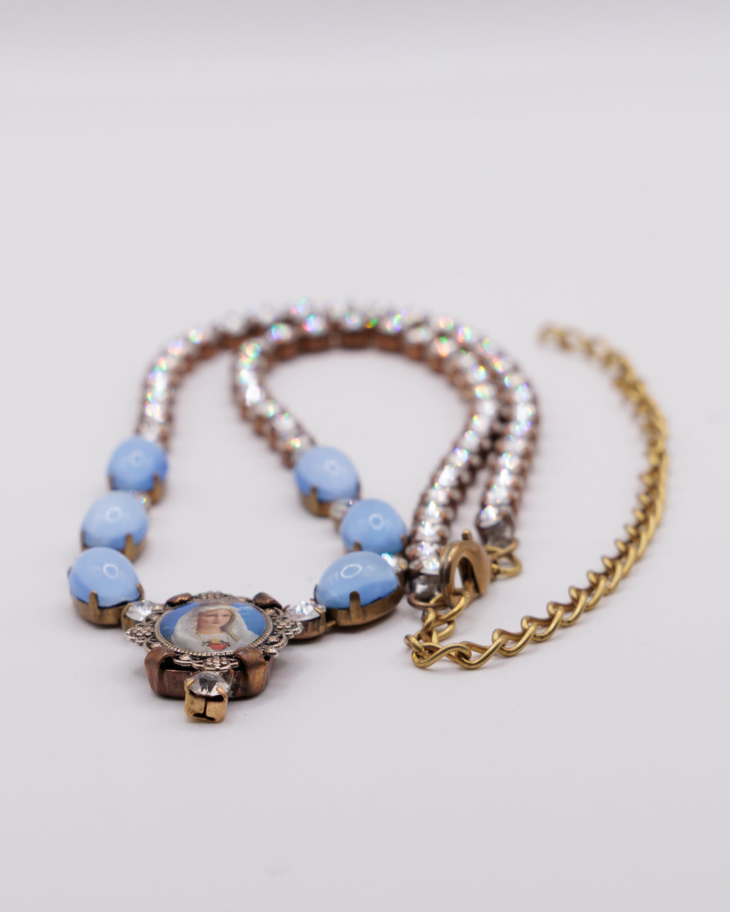 Collana Vintage Raffigurante La Madonna con Pietre Azzurre e Strass – Collier Religioso con Medaglione Sacro
