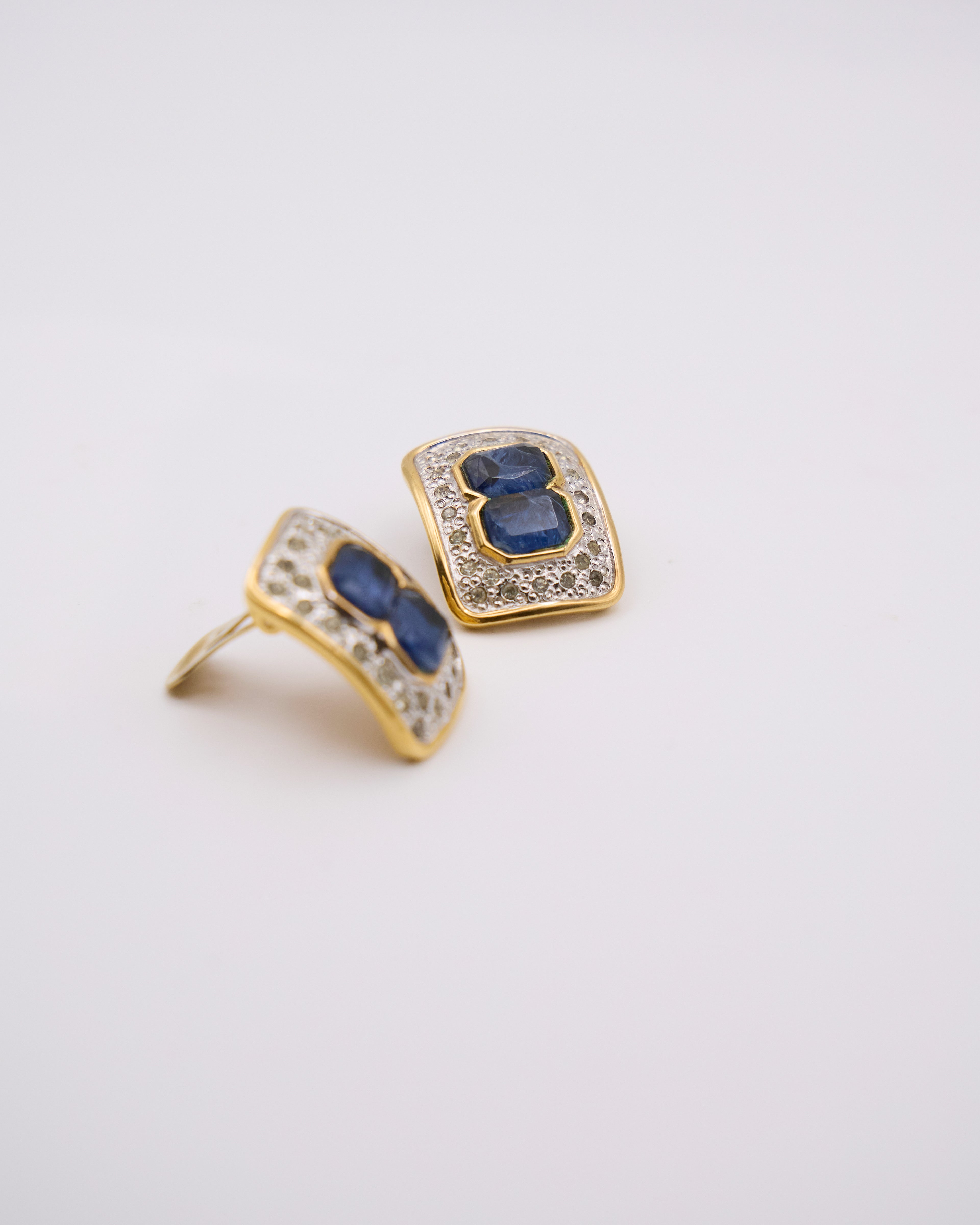 Orecchini Vintage a Clip con Cristallo Zaffiro e Pavé di Cristalli – Placcati Oro, Anni ’80