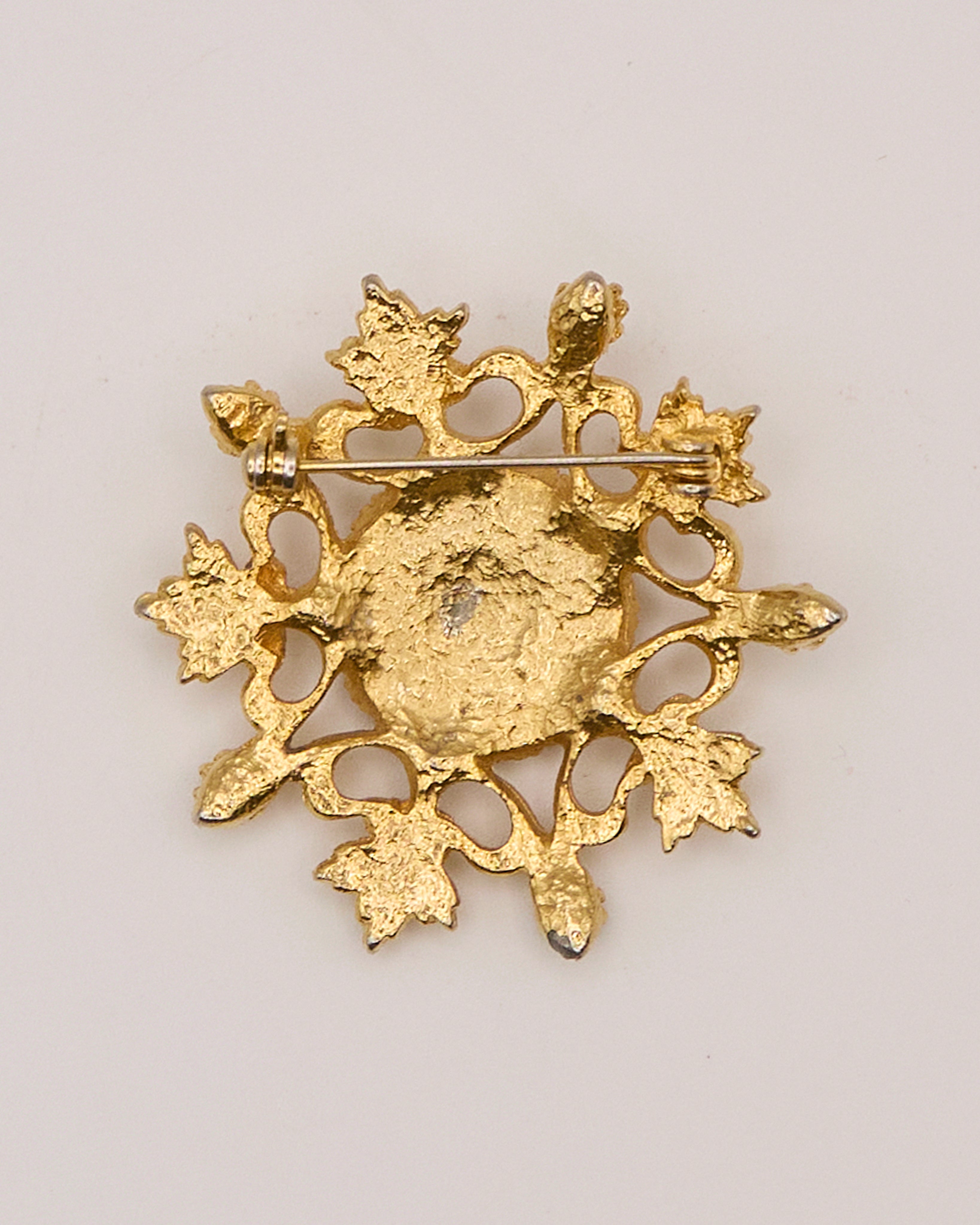 Spilla Vintage in Stile Vittoriano con Vetro Nero e Placcatura Oro