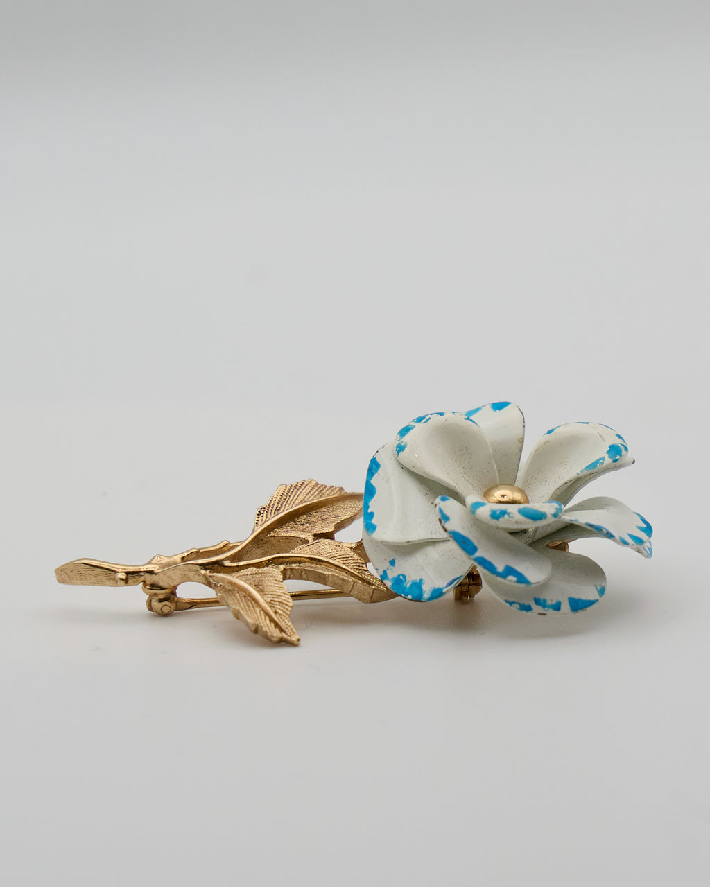 Spilla Vintage Floreale Smaltata – Petali Bianchi e Blu con Dettagli Oro – Anni ’60