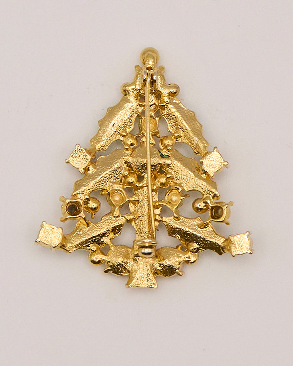 Spilla Natalizia Vintage – Albero di Natale in Metallo Oro, Smalto Verde e Pietre Rosse