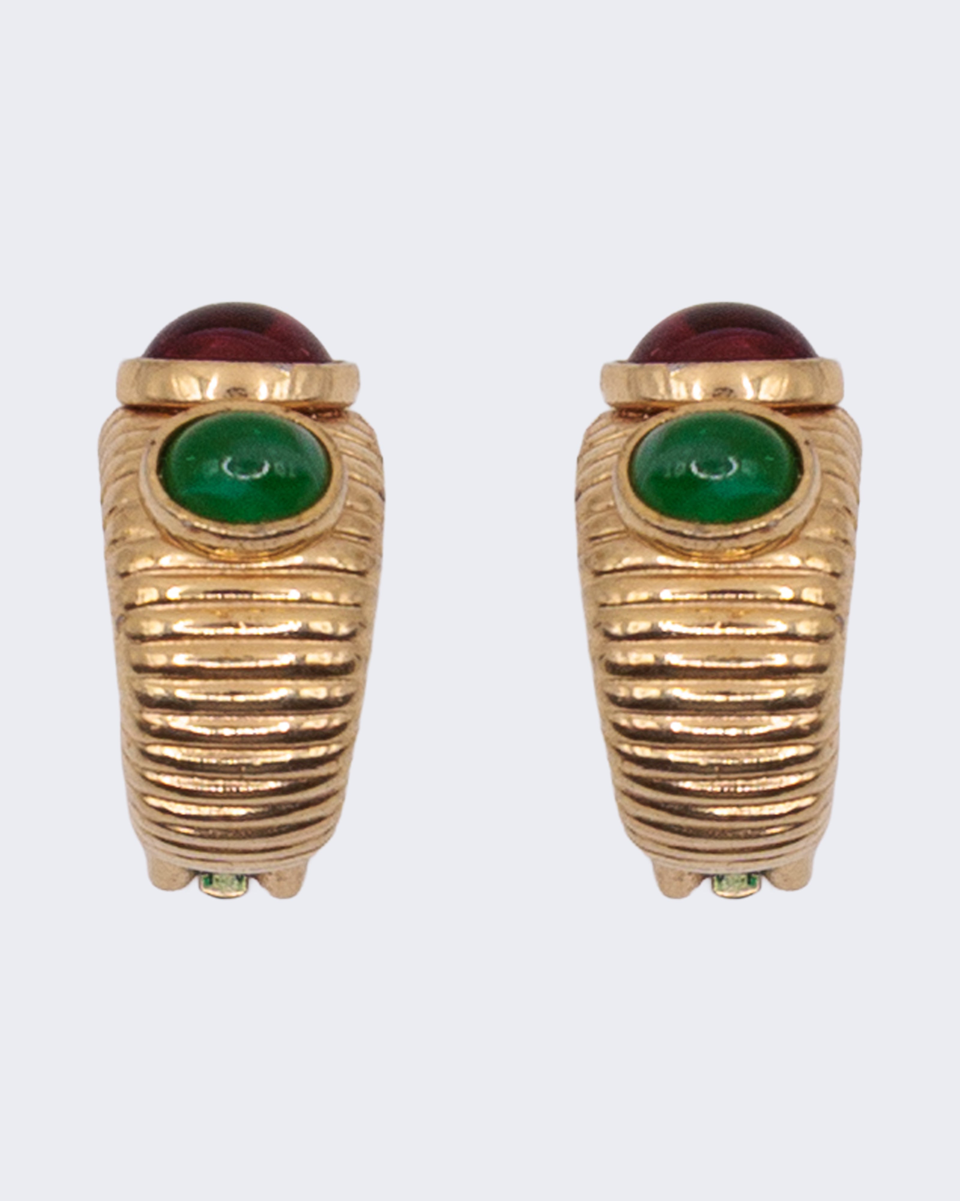 Orecchini vintage dorati con cabochon verde e rosso, design scultoreo anni ’80 clip