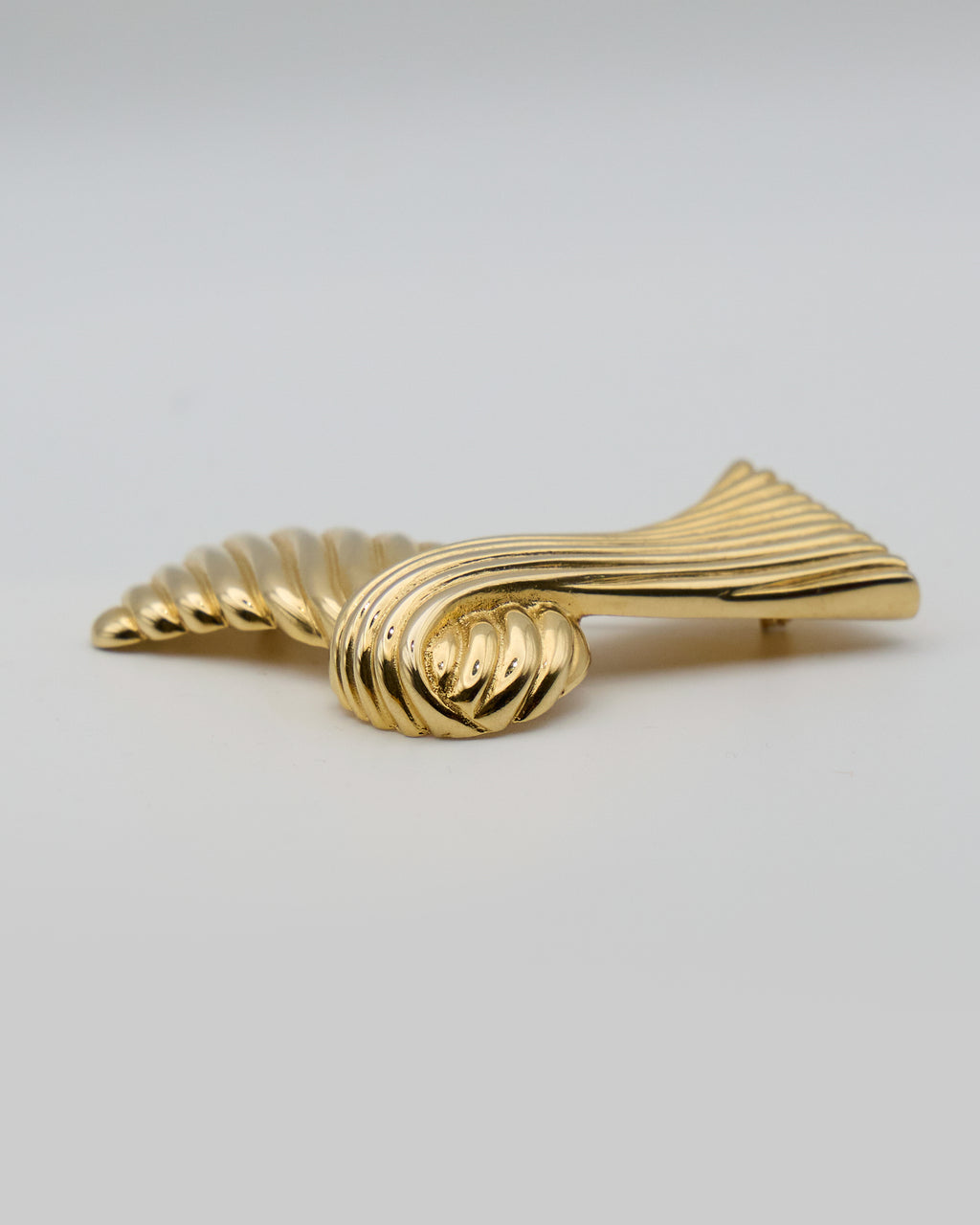 Vintage Gold Metal Bow Brooch – 1960s–1980s Modernist Style