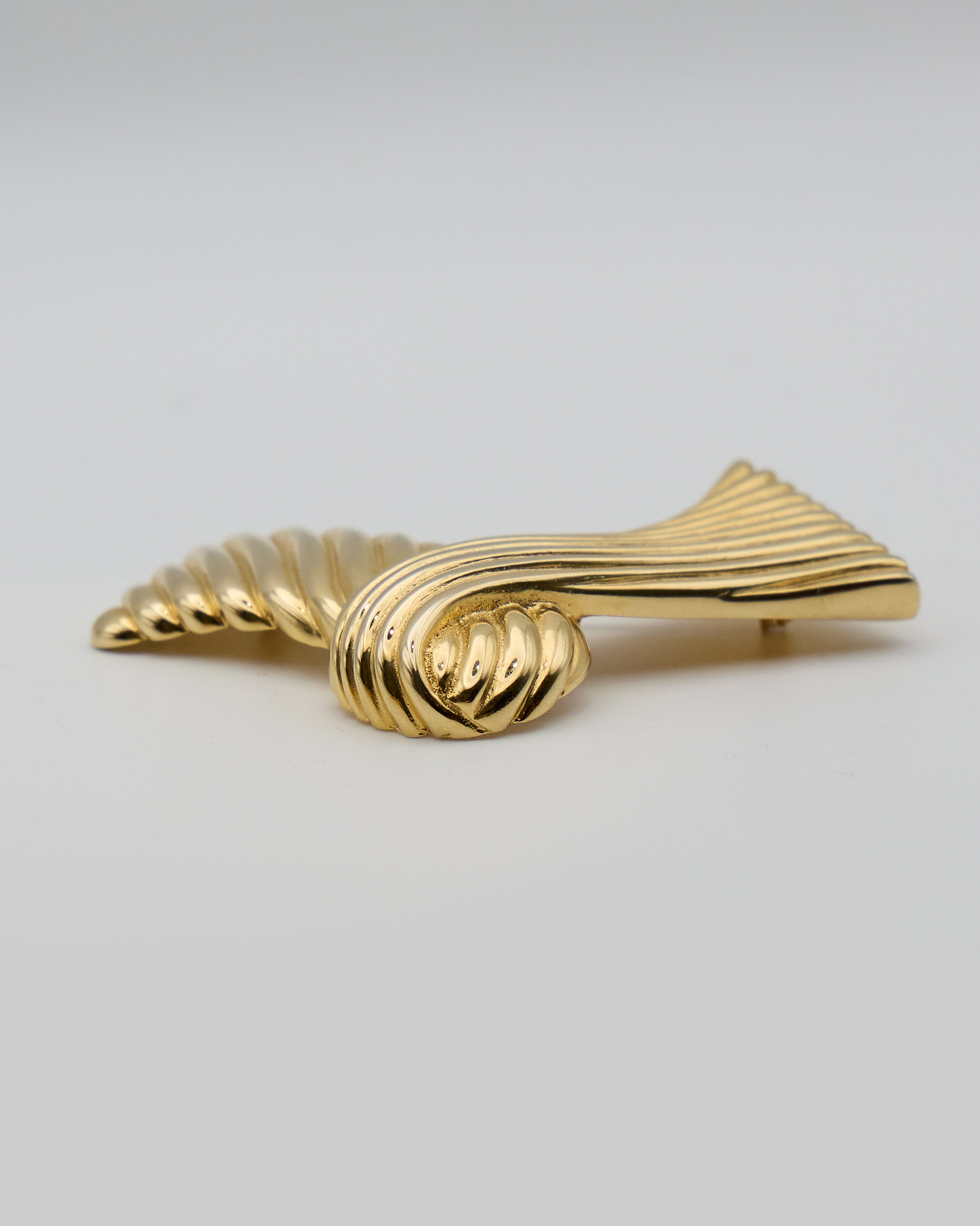 Vintage Gold Metal Bow Brooch – 1960s–1980s Modernist Style