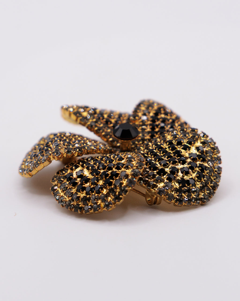 Spilla vintage a fiore con strass neri e cristalli trasparenti, design elegante anni ’50