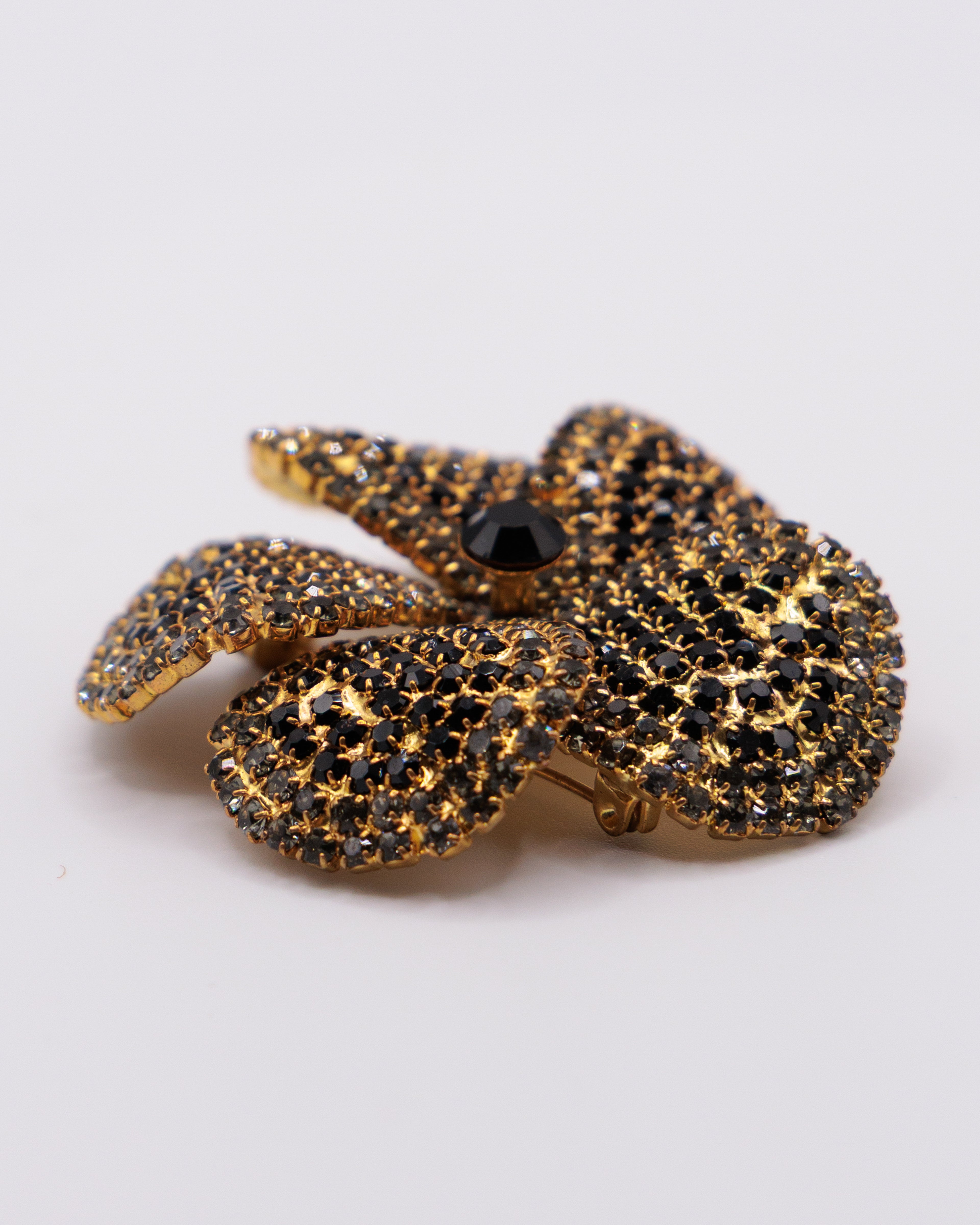 Spilla vintage a fiore con strass neri e cristalli trasparenti, design elegante anni ’50