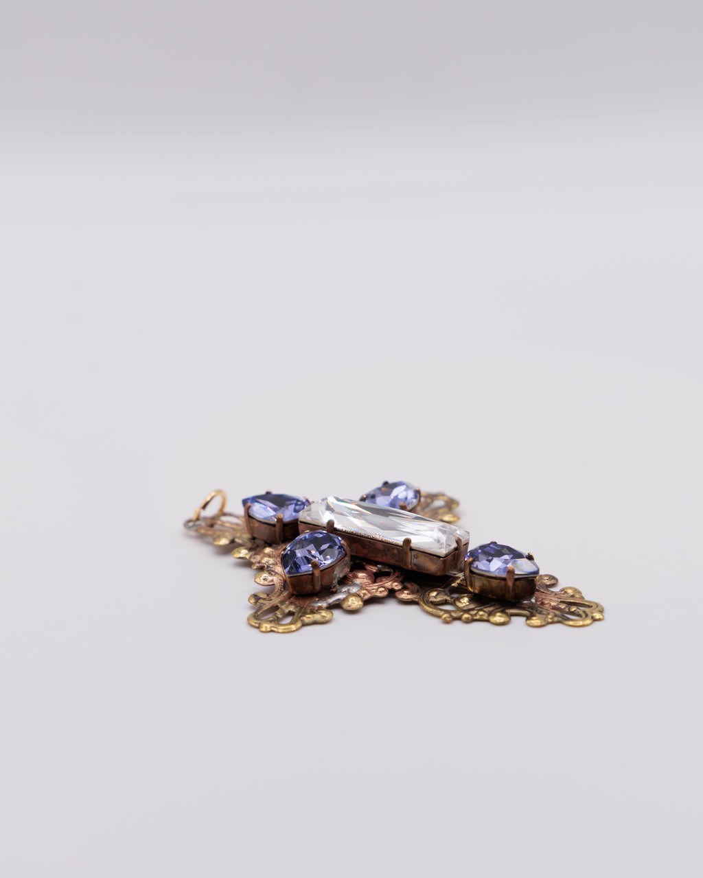 Ciondolo vintage a croce con pietre viola e cristallo centrale – stile barocco – 9,2 cm