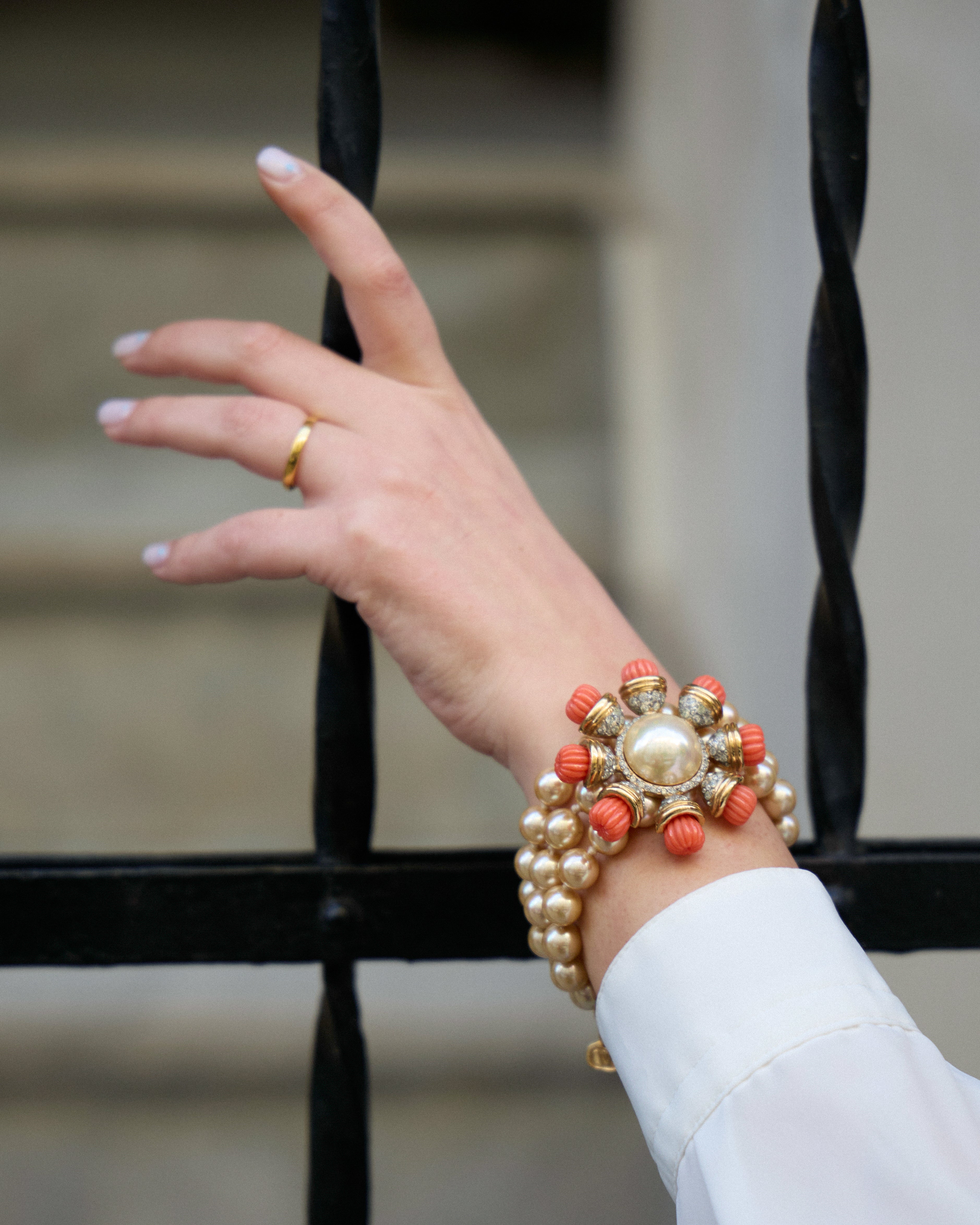 Bracciale Vintage Italiano a Tre Fili di Perle con Corallo Rosso – Placcato Oro, Anni ’70, Firmato Valentino