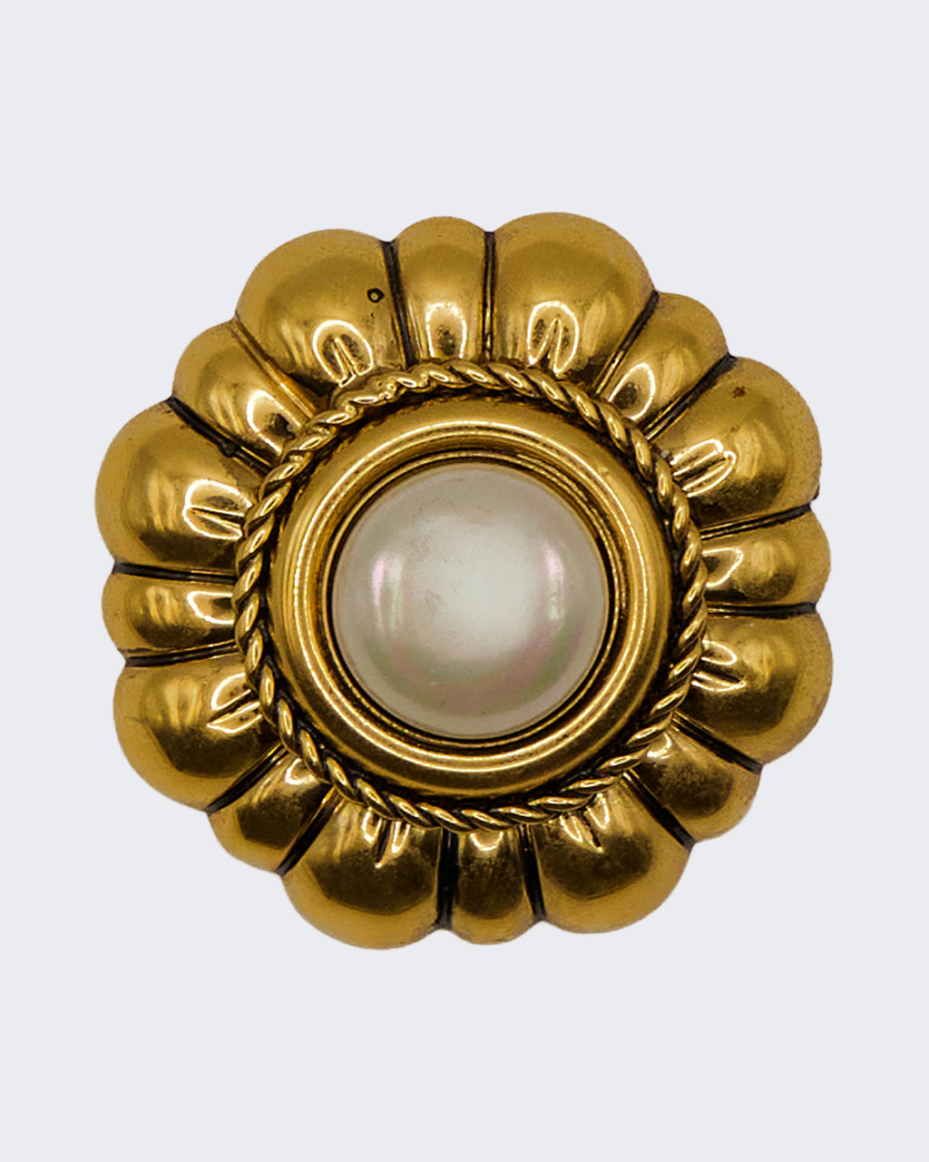 Spilla Fiore Vintage Dorata con Perla Centrale – Bigiotteria di Lusso Anni ’80