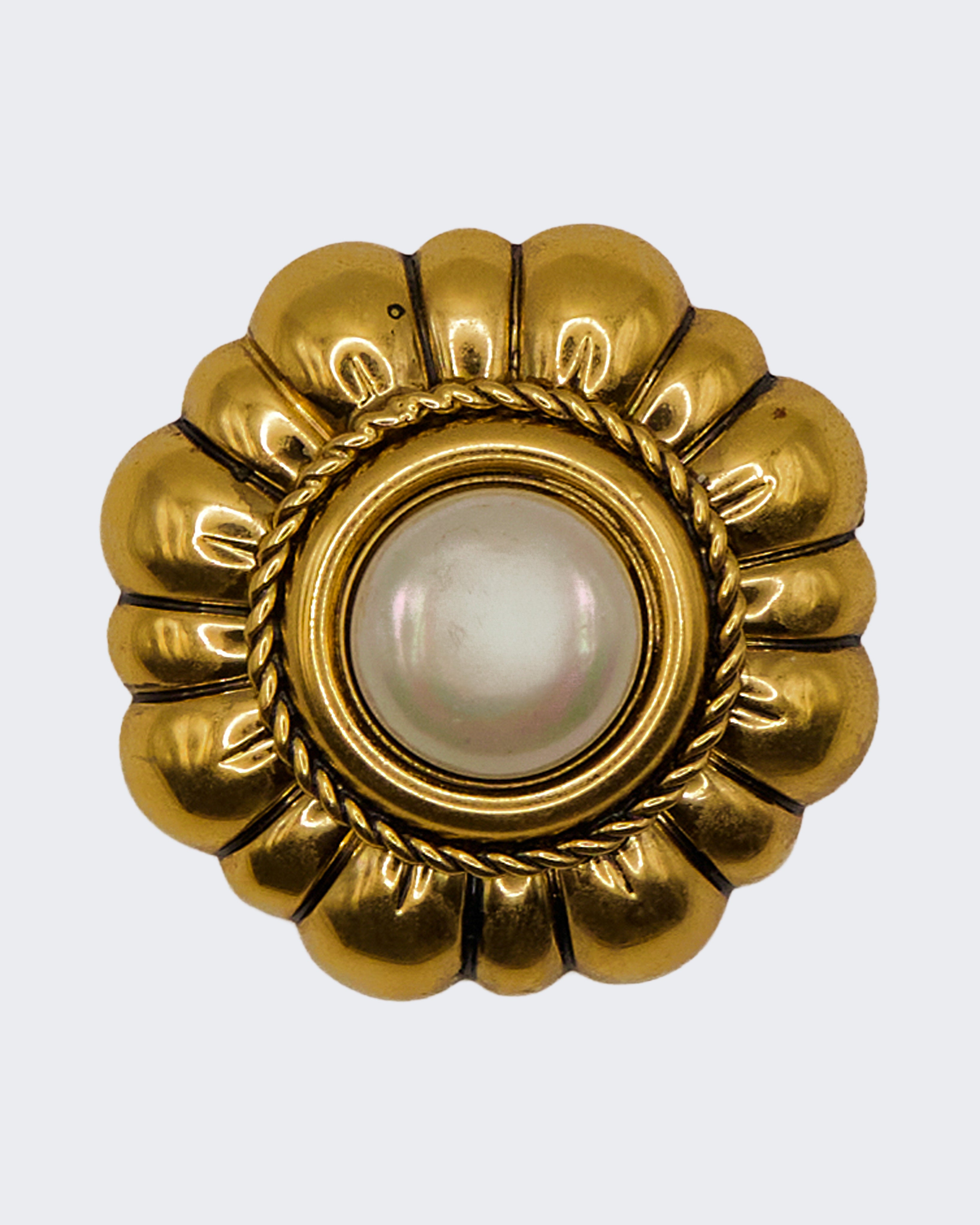Spilla Fiore Vintage Dorata con Perla Centrale – Bigiotteria di Lusso Anni ’80
