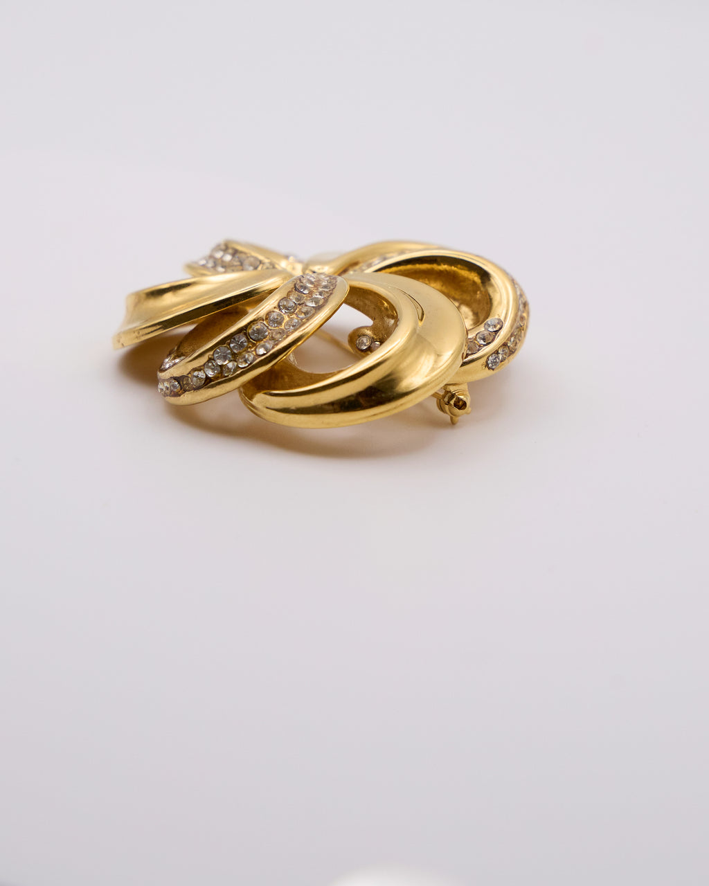 Spilla Vintage Bijoux Cascio Dorata con Strass – Design Astratto Anni ’80