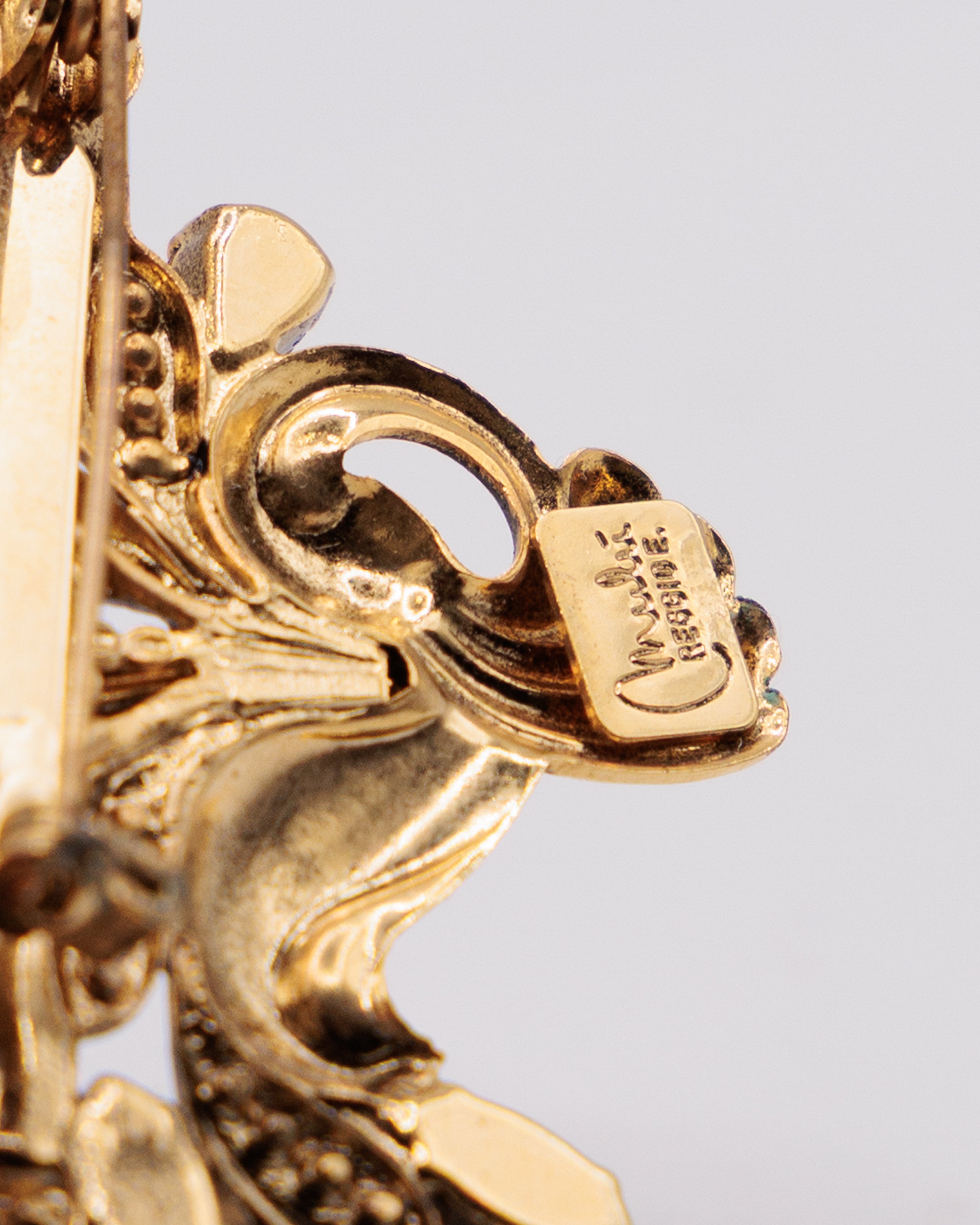 Spilla vintage Mulú Reggio E. firmata con pietre verdi e perle – stile floreale barocco – dorata