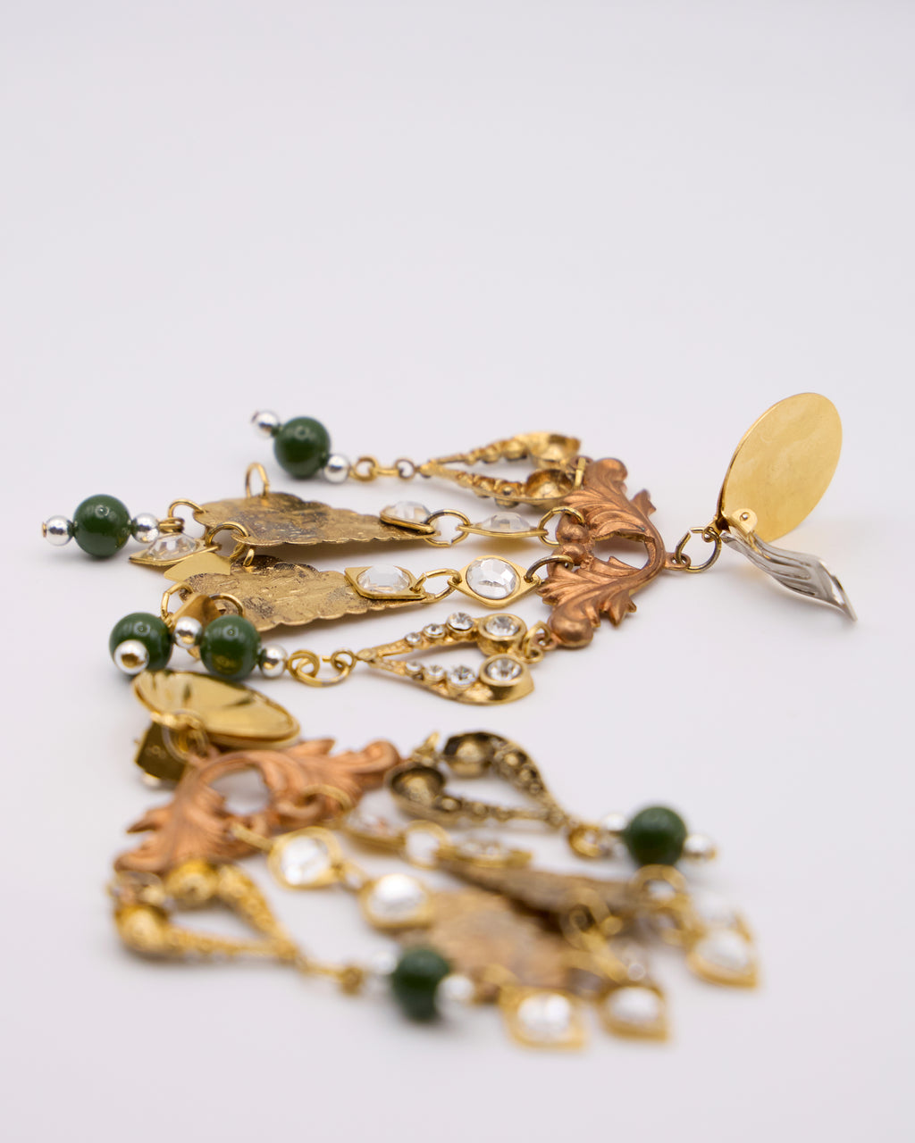 Orecchini Chandelier Vintage con Cristalli e Perle Verdi – Statement Couture Dorato