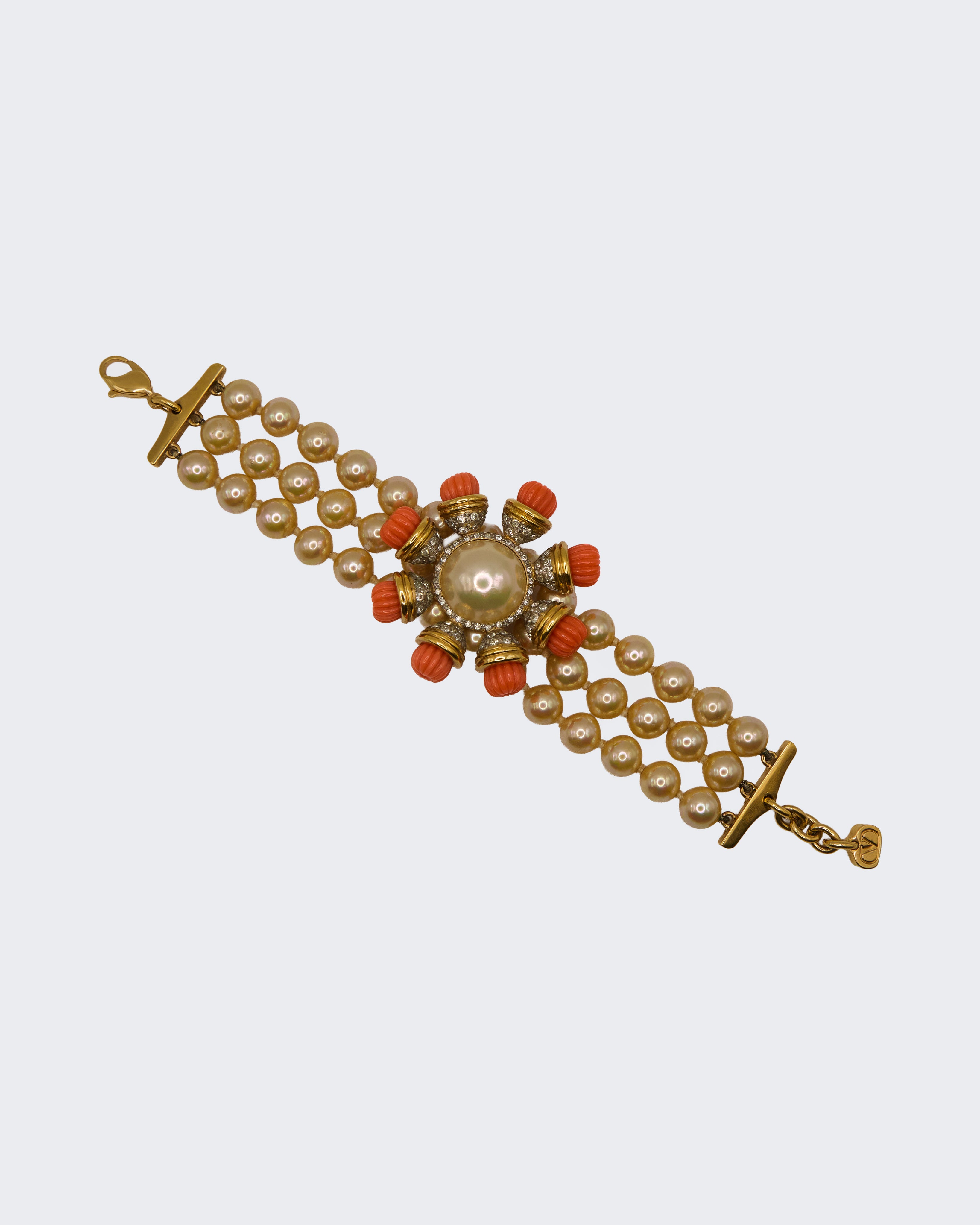Bracciale Vintage Italiano a Tre Fili di Perle con Corallo Rosso – Placcato Oro, Anni ’70, Firmato Valentino