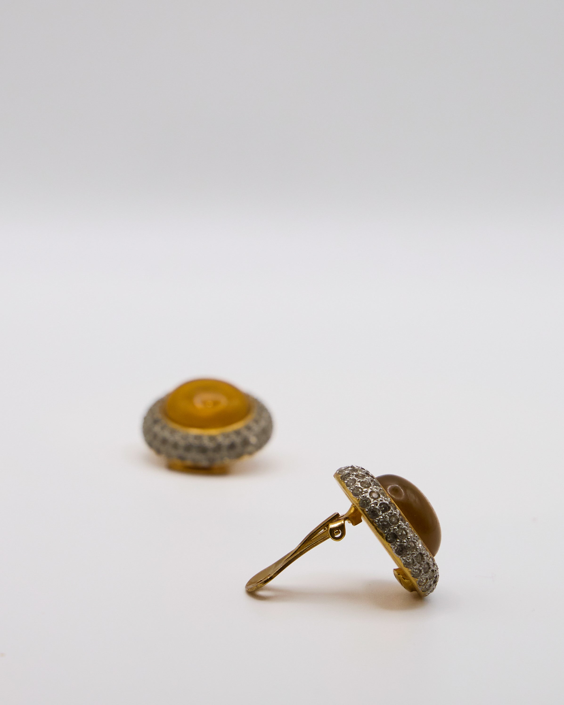 Orecchini Vintage Placcati Oro con Pietra Ambra e Strass – Design Rotondo, Stile Antico