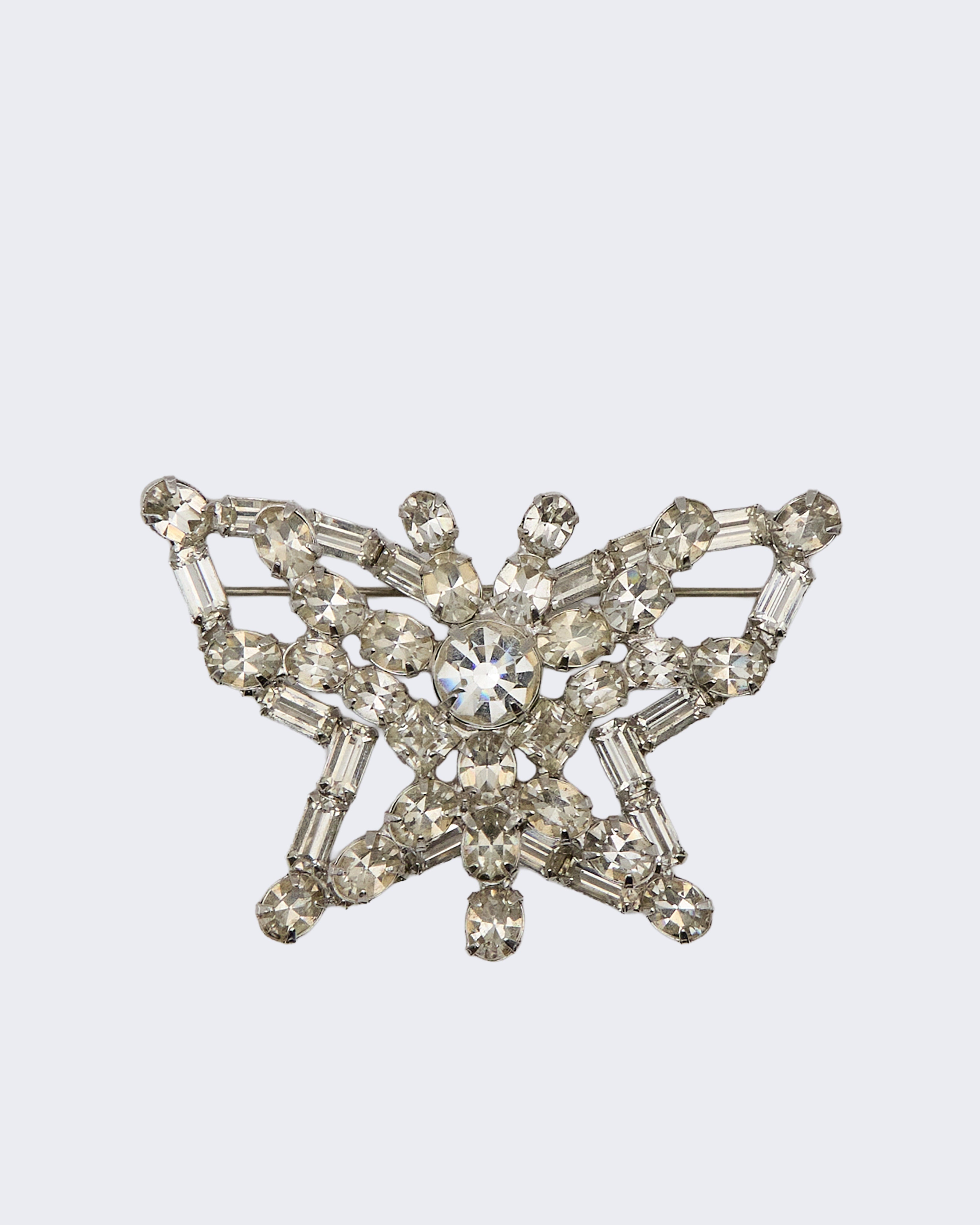 Spilla Vintage a Farfalla con Cristalli – Bigiotteria Elegante in Metallo Placcato Argento