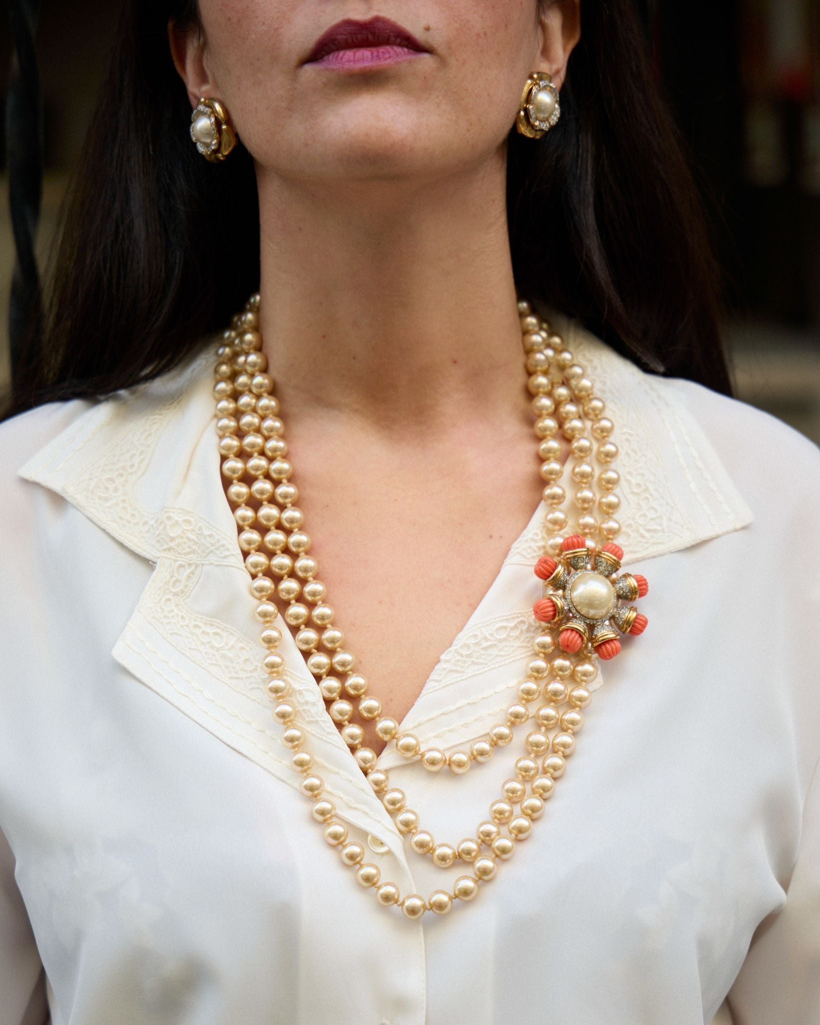 Collana Vintage Multifili di Perle con Fiore in Corallo – Eleganza d’Epoca Firmata Valentino