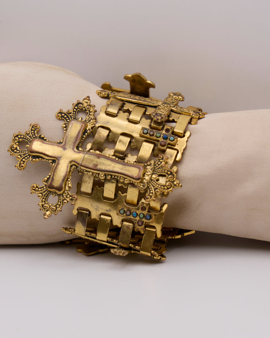 Bracciale Vintage Dorato con Croci Ornate e Cabochon – Statement Bracelet Goth Chic