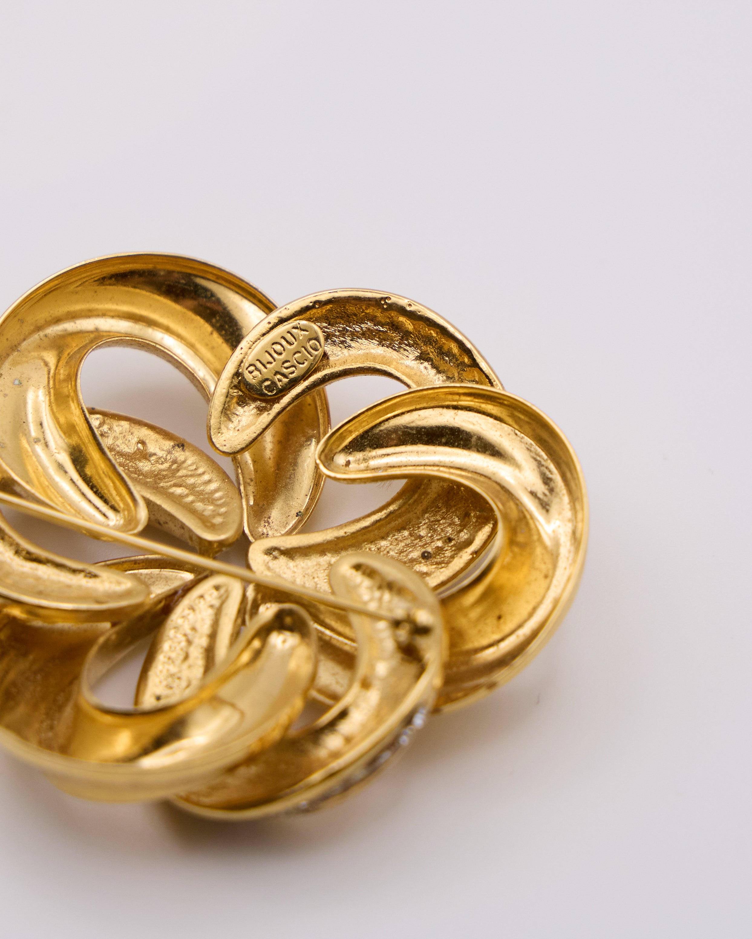 Spilla Vintage Bijoux Cascio Dorata con Strass – Design Astratto Anni ’80