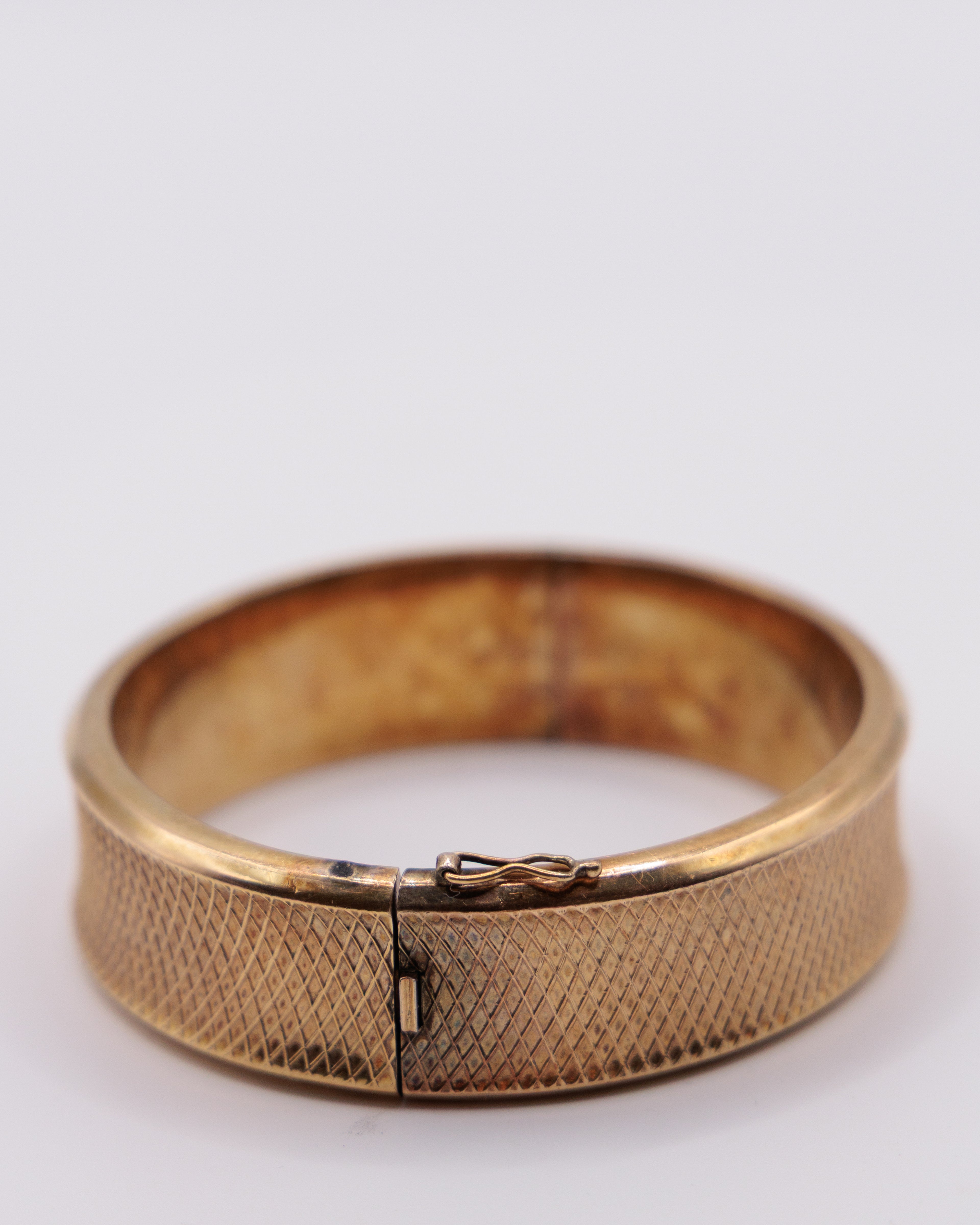 Bracciale rigido dorato inciso – bangle vintage minimal elegante donna