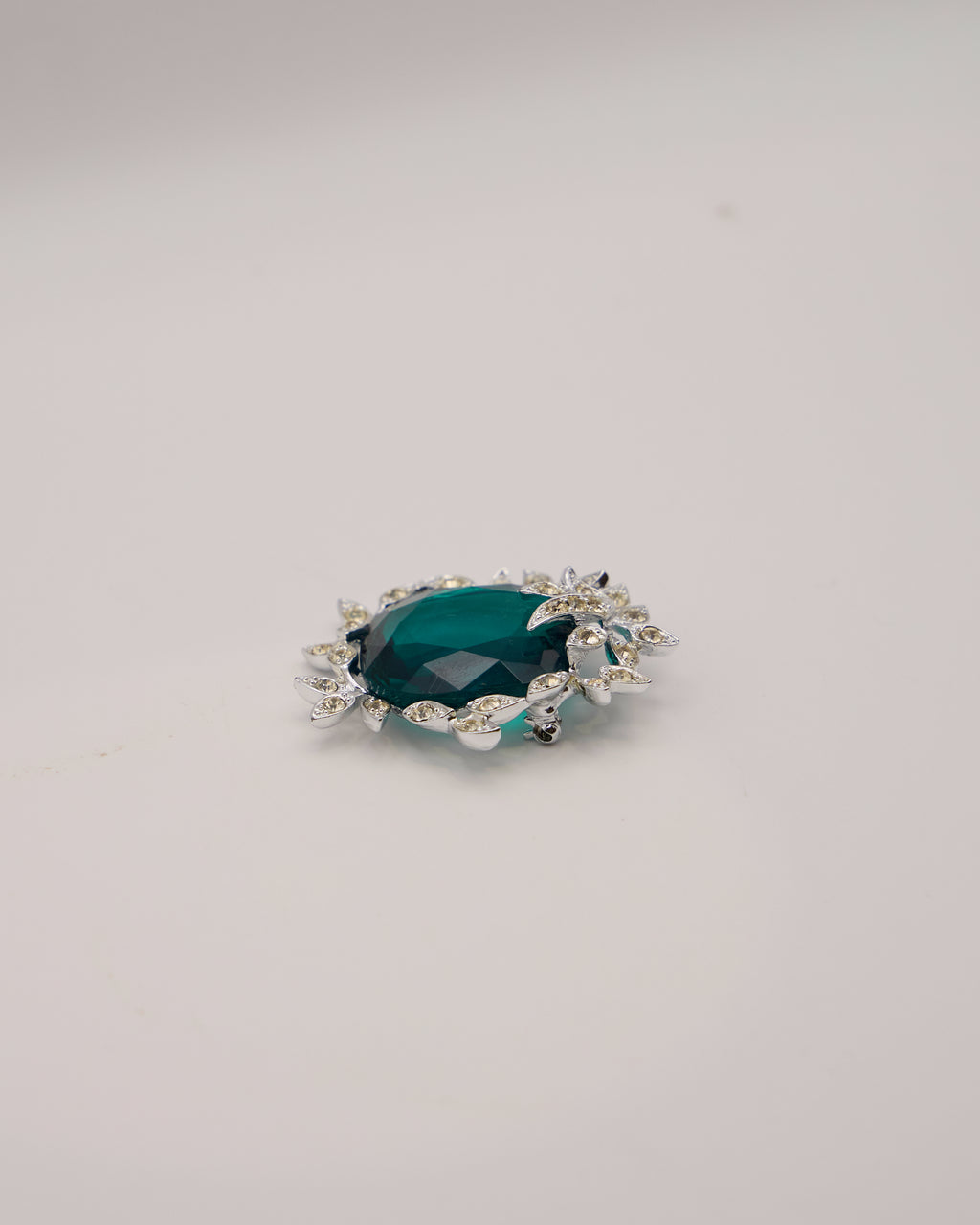 Spilla Vintage Sarah Coventry – Vetro Verde Smeraldo e Strass Argentati “Holiday Ice”