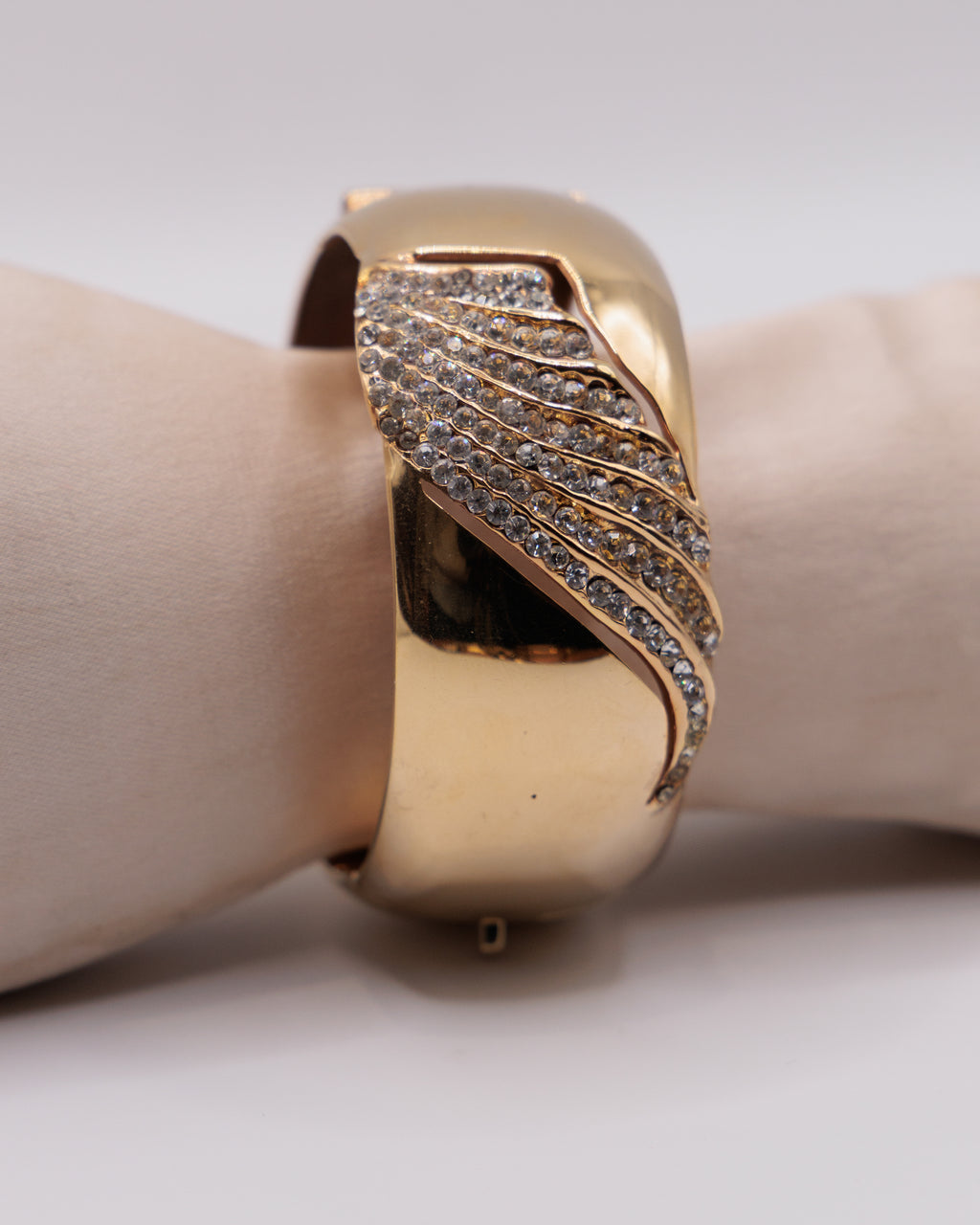 Bracciale rigido dorato con cristalli strass – elegante bangle vintage donna