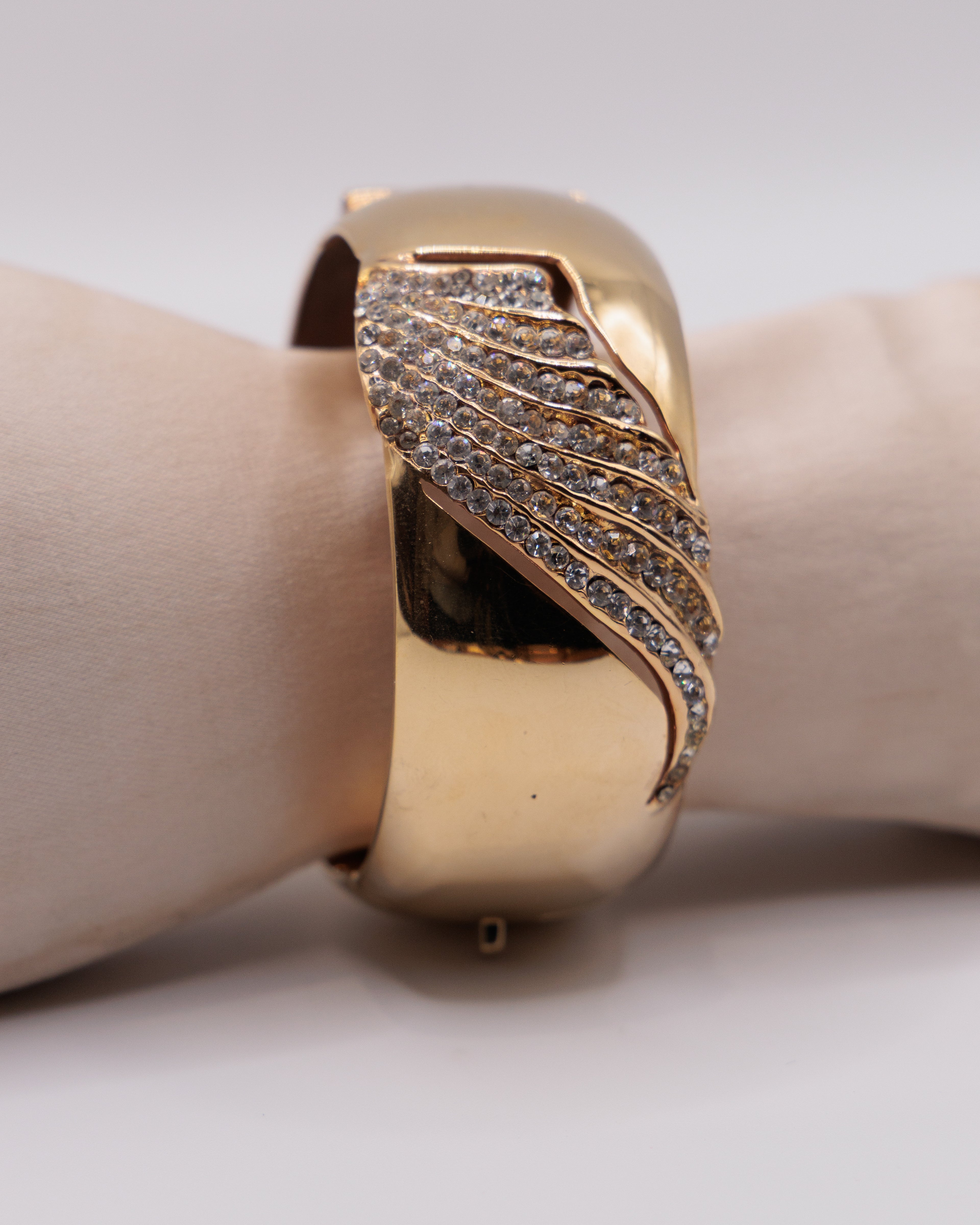 Bracciale rigido dorato con cristalli strass – elegante bangle vintage donna