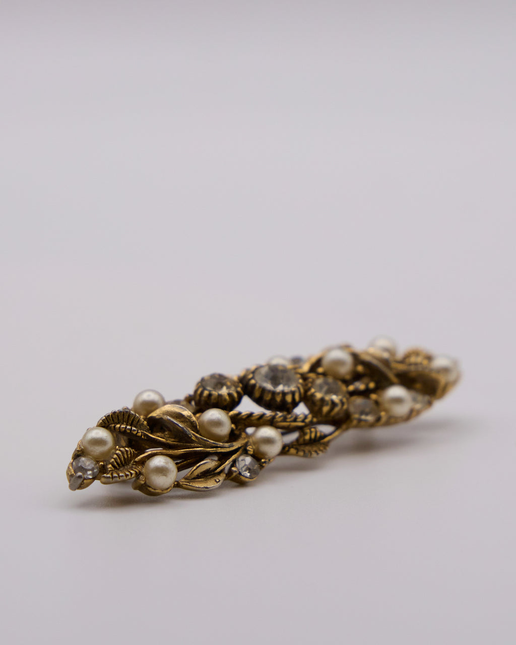 Spilla Vintage Floreale con Perle e Cristalli – Elegante Gioiello Dorato