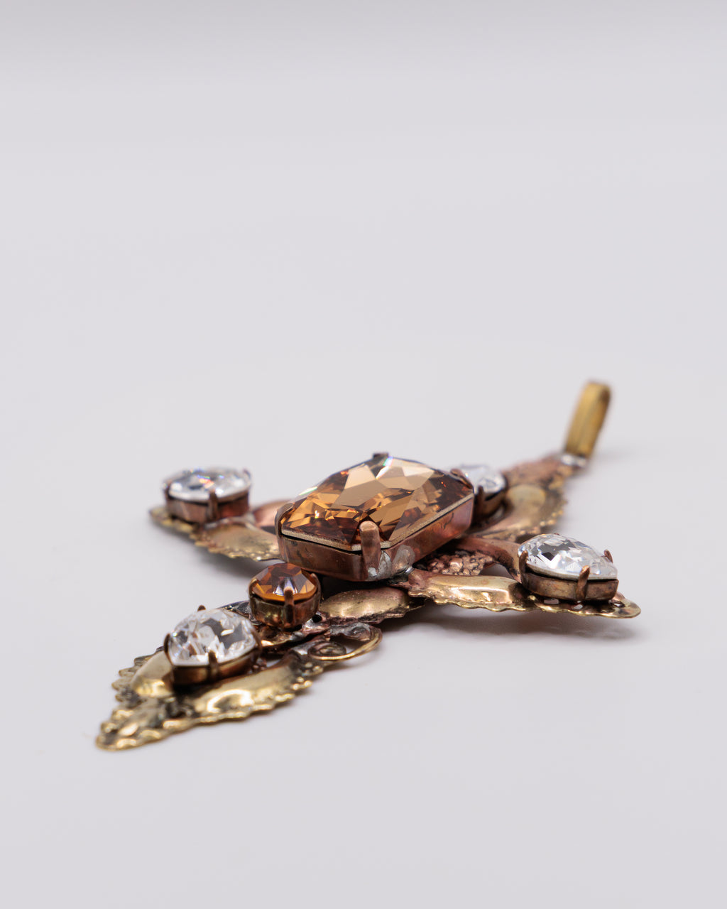 Ciondolo Vintage Croce Grande con Cristalli Ambra e Strass – Pendente Barocco Statement