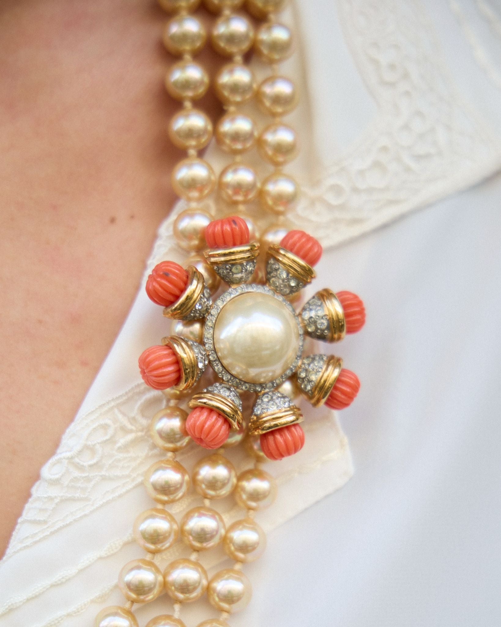 Collana Vintage Multifili di Perle con Fiore in Corallo – Eleganza d’Epoca Firmata Valentino