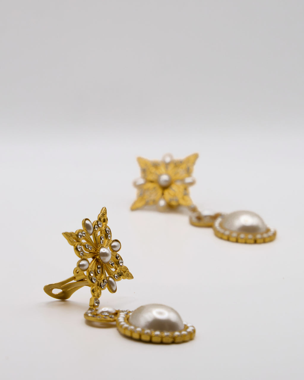 Orecchini Pendenti Vintage con Perle e Strass – Design Floreale