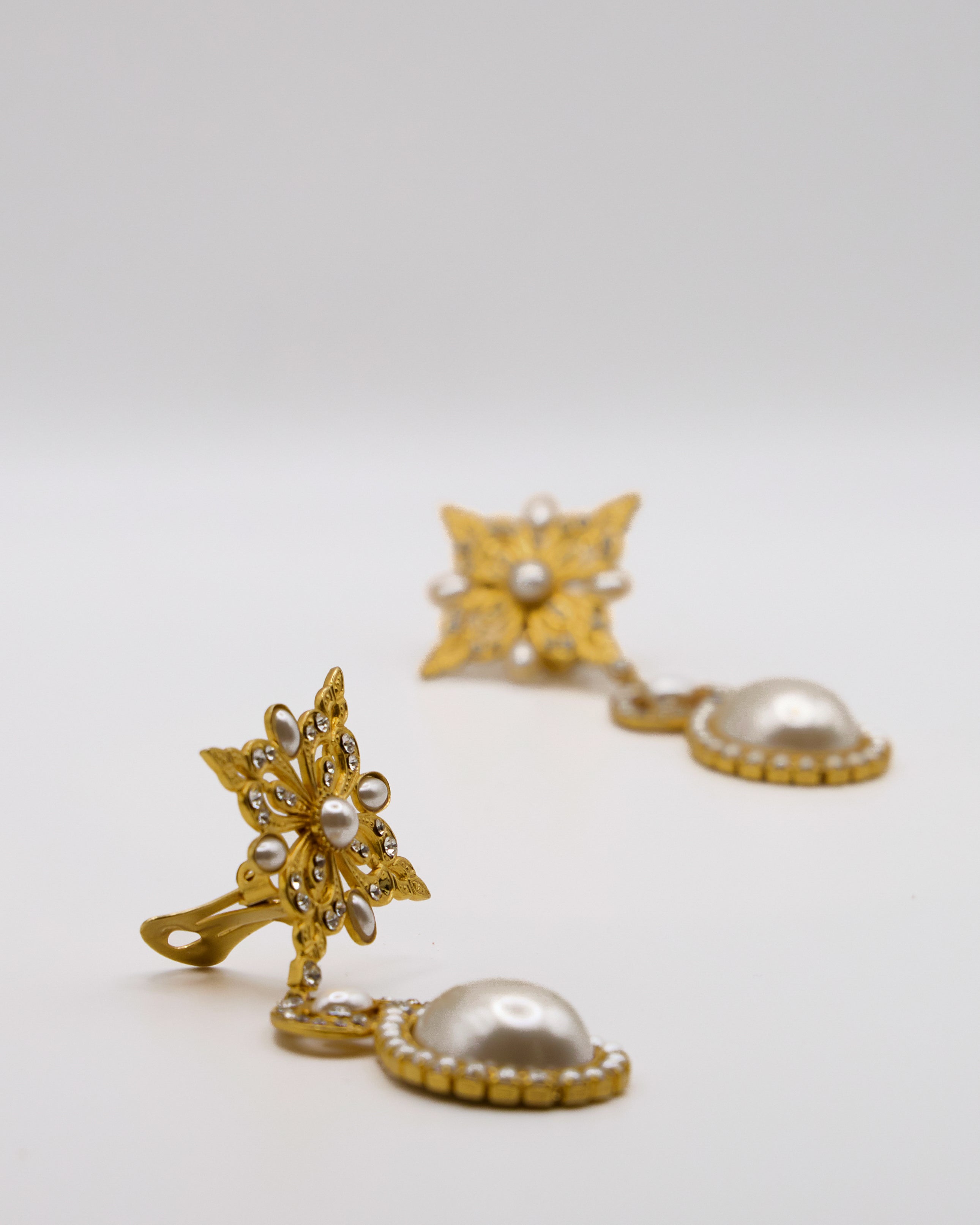 Orecchini Pendenti Vintage con Perle e Strass – Design Floreale
