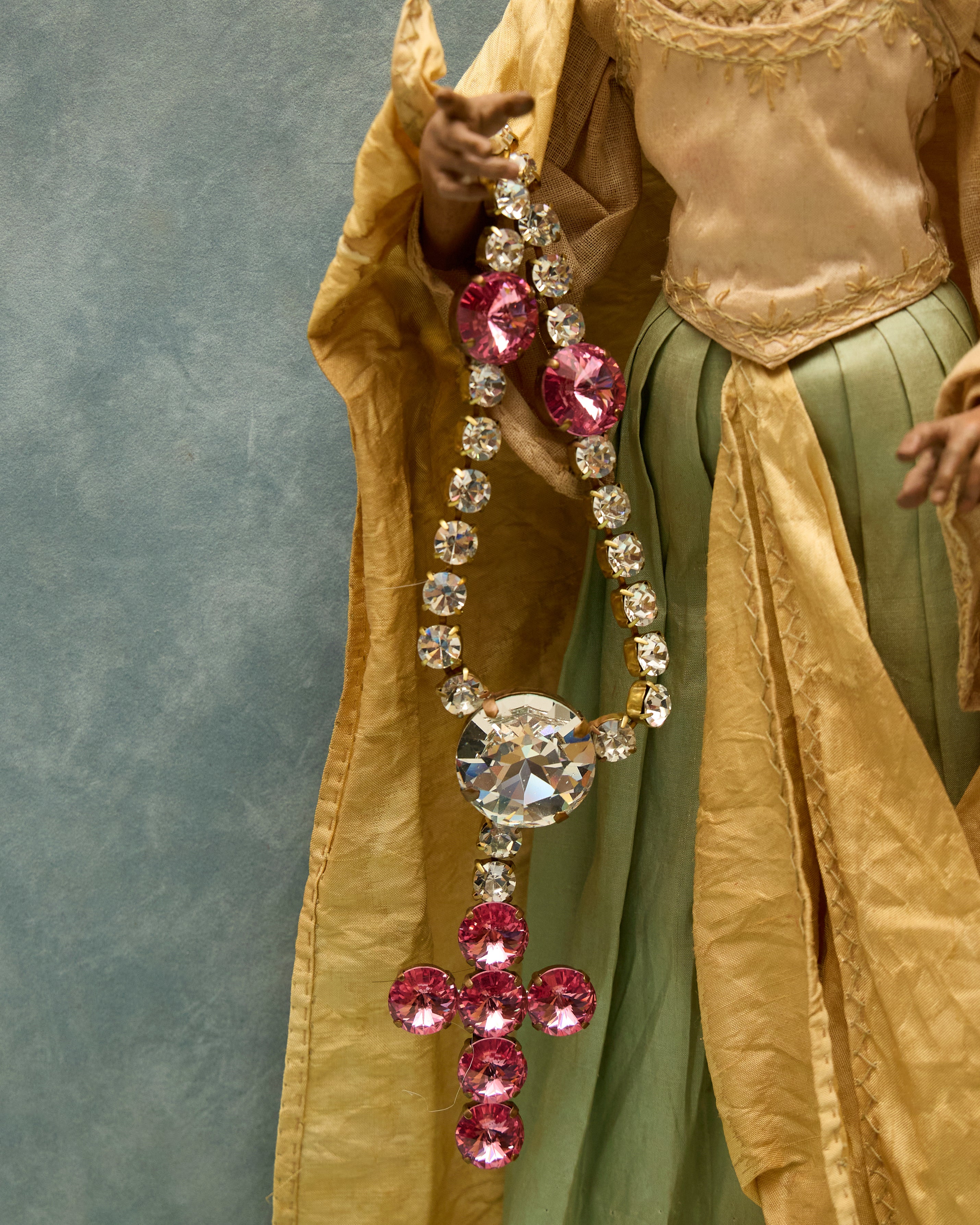 Collana con Ciondolo a Croce e Pietre Rosa – Gioiello Elegante in Argento Placcato Oro Custom Made
