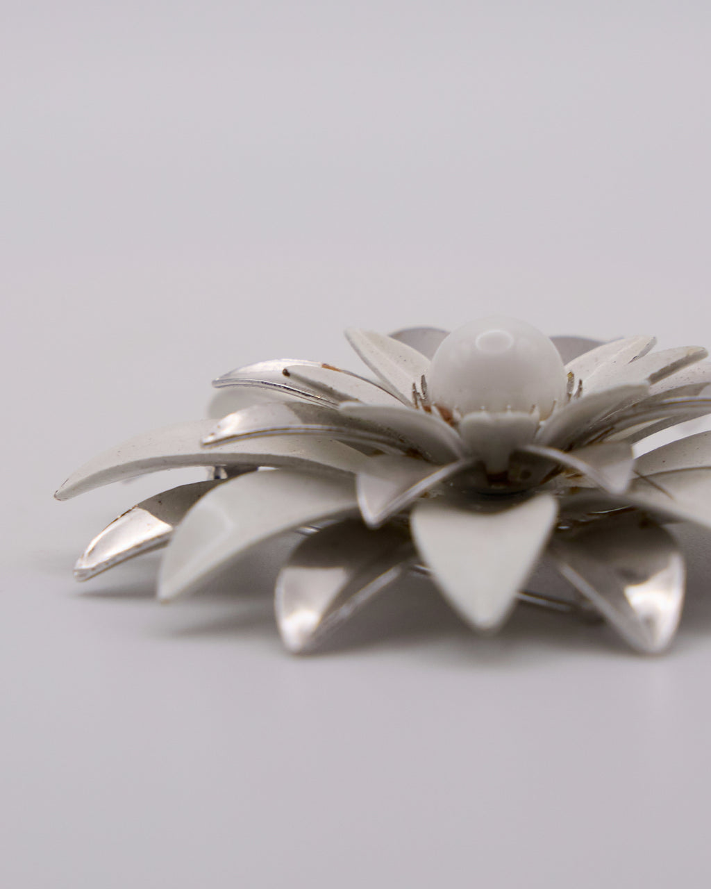 Spilla Vintage firmata Sarah Coventry con motivo Floreale in Metallo Argentato e Petali Smaltati Bianchi – Design Floreale Anni ’60