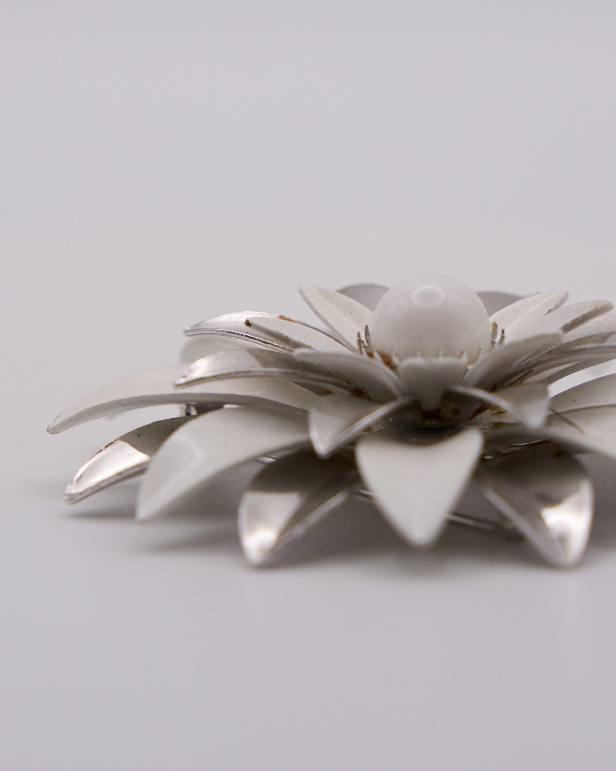 Spilla Vintage firmata Sarah Coventry con motivo Floreale in Metallo Argentato e Petali Smaltati Bianchi – Design Floreale Anni ’60