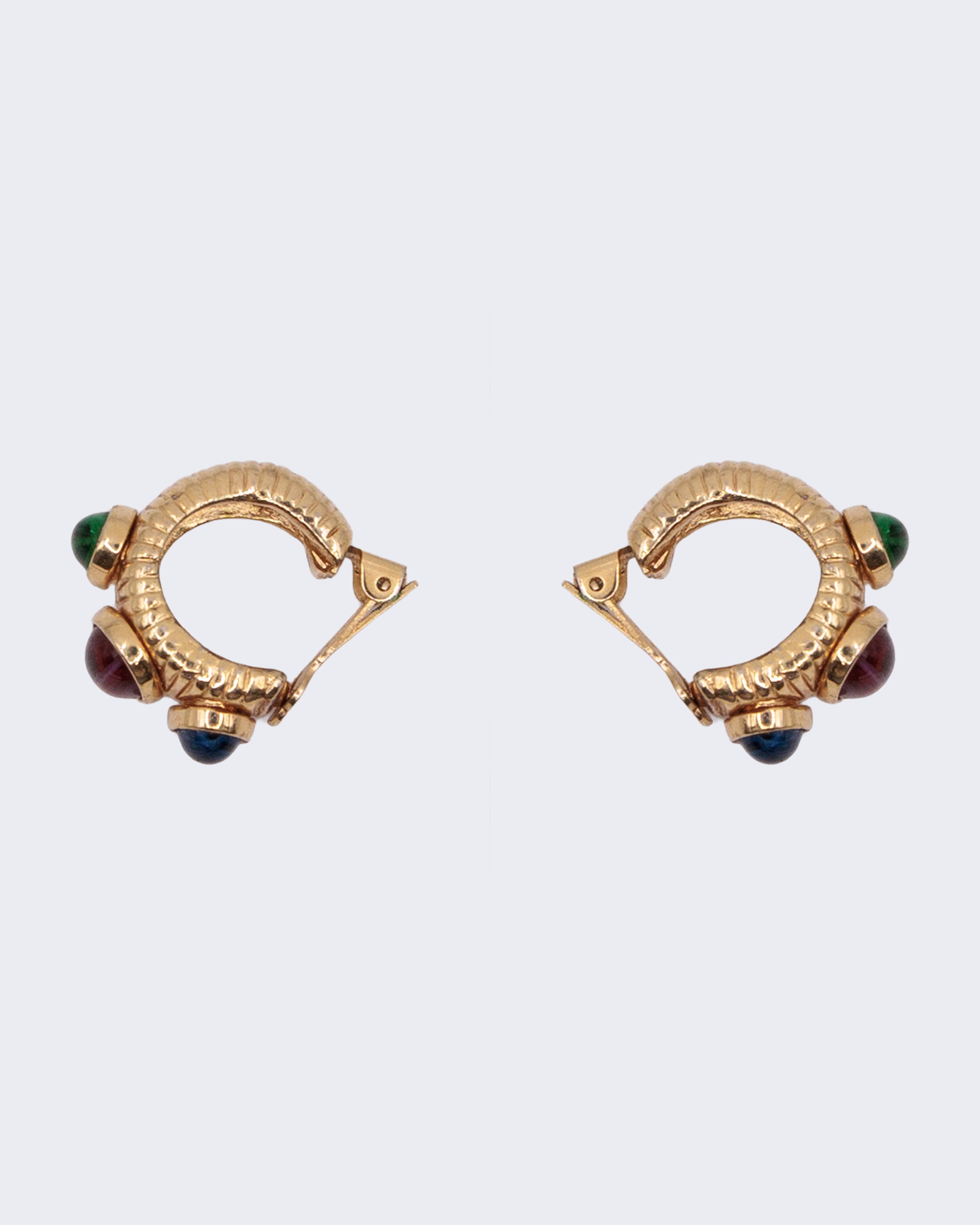 Orecchini vintage dorati con cabochon verde e rosso, design scultoreo anni ’80 clip