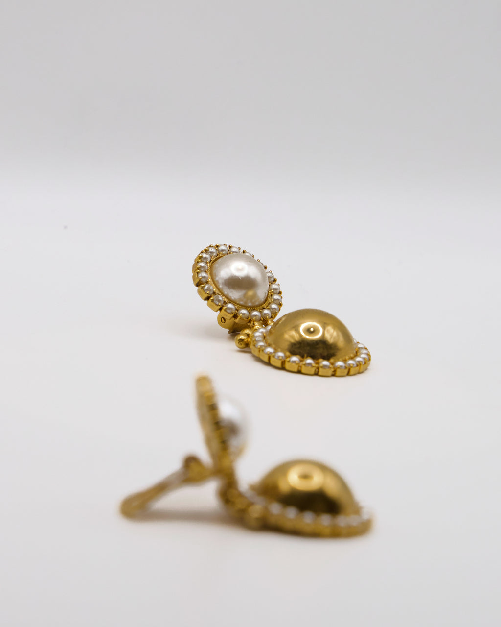 Orecchini Pendenti Vintage in Metallo Dorato con Perle Finte – Design a Due Livelli