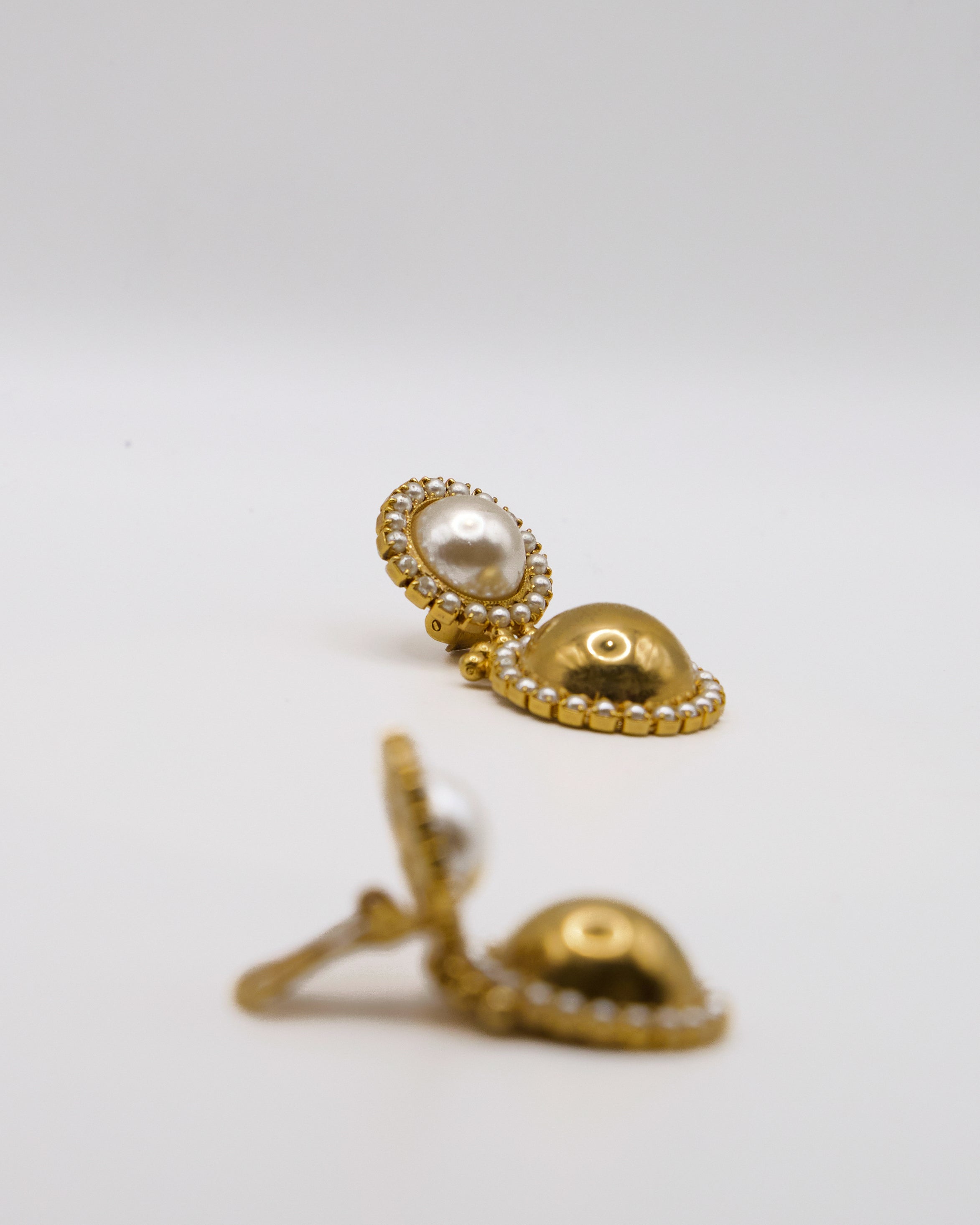 Orecchini Pendenti Vintage in Metallo Dorato con Perle Finte – Design a Due Livelli