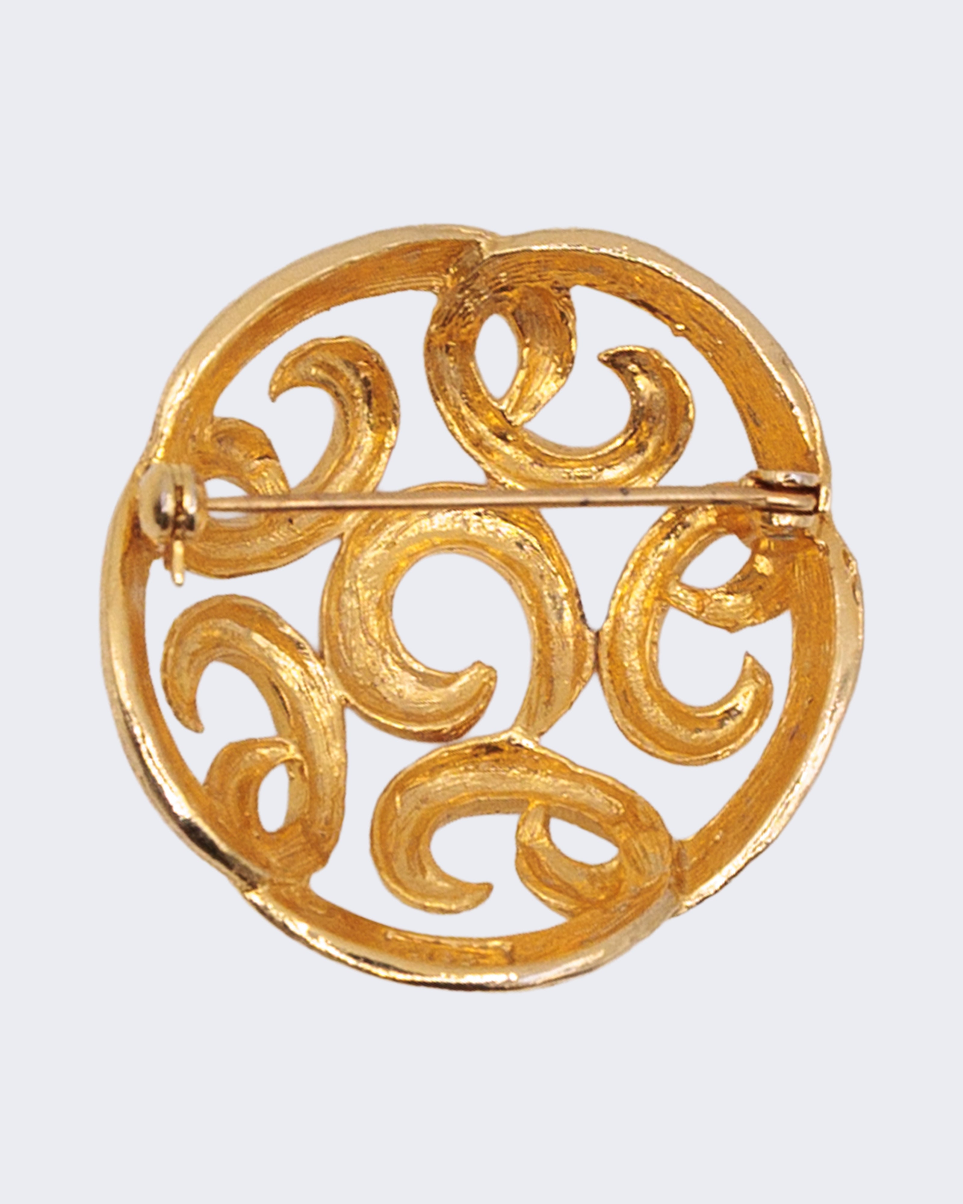 Spilla vintage dorata traforata a motivo spiraliforme – stile barocco – 4 cm
