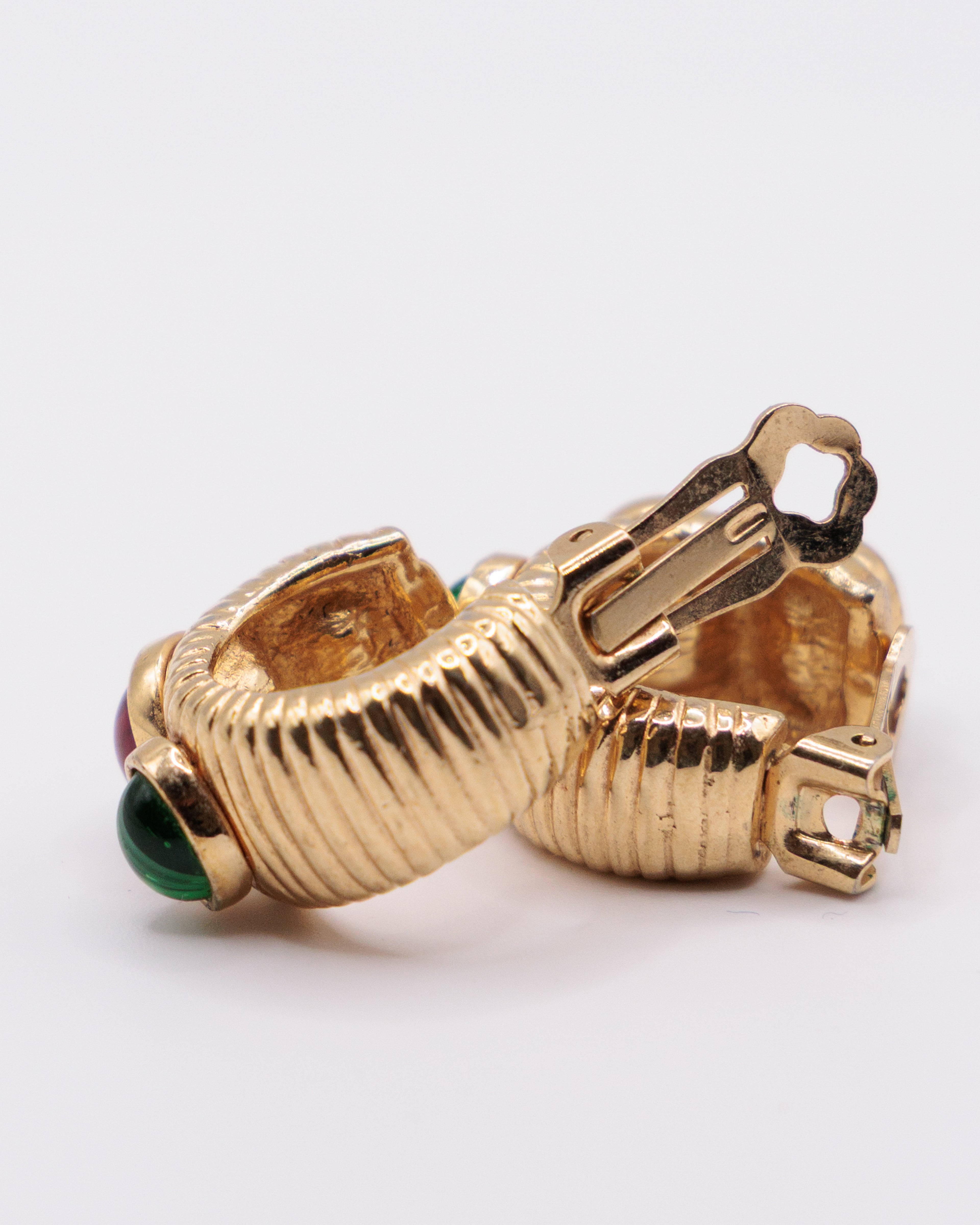 Orecchini vintage dorati con cabochon verde e rosso, design scultoreo anni ’80 clip