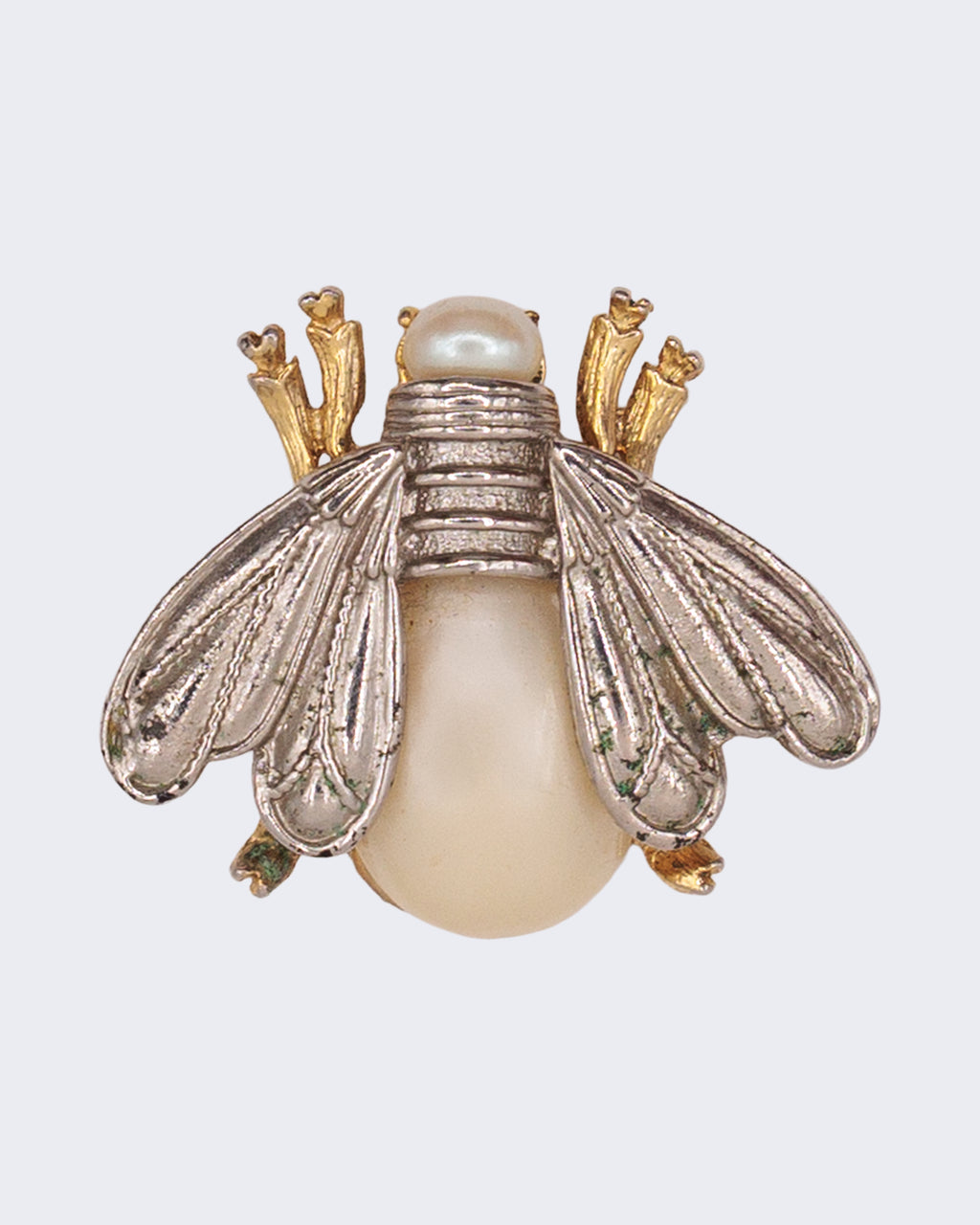 Spilla vintage a forma di ape con perla e smalti dorati e argentati, design anni ’50