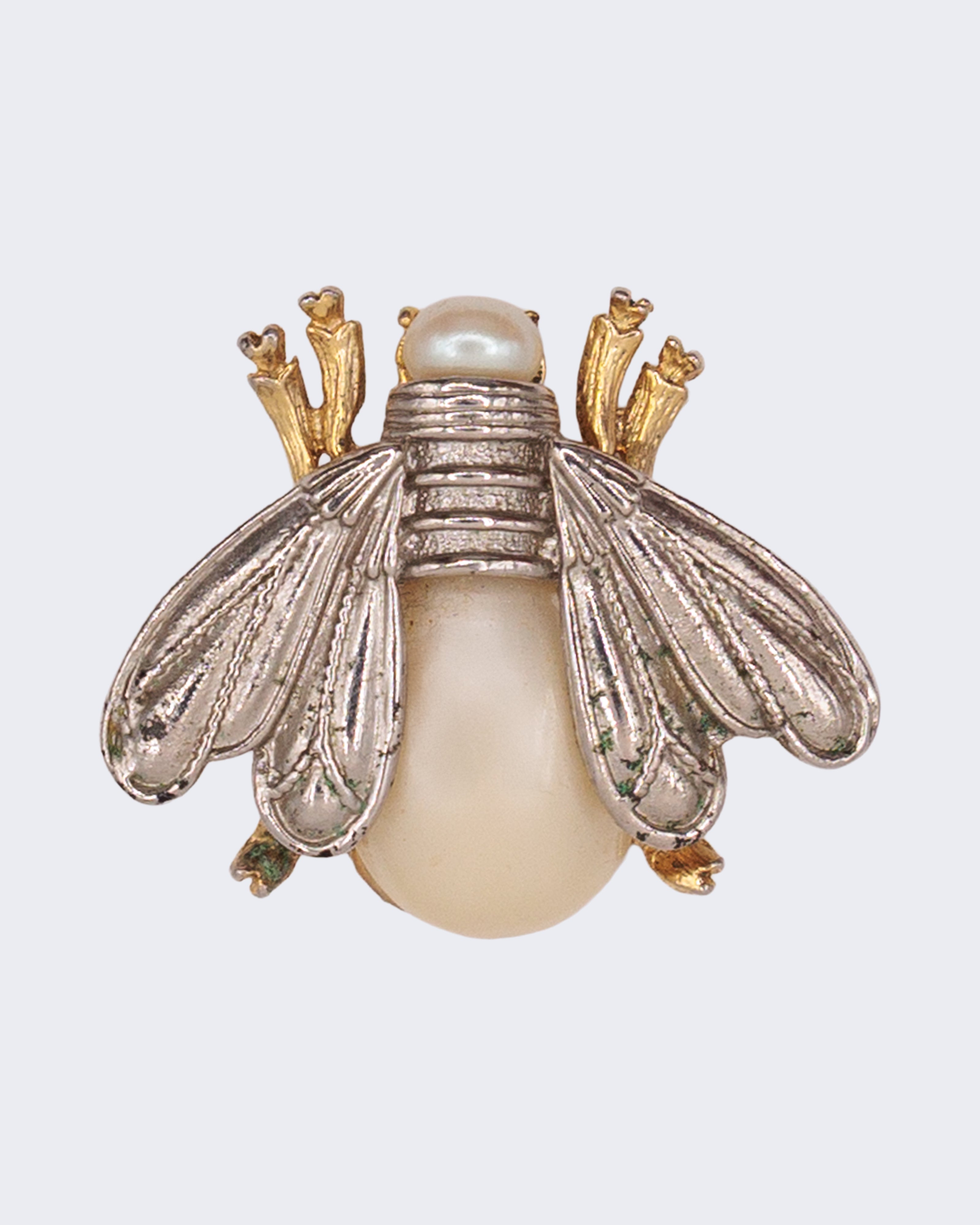 Spilla vintage a forma di ape con perla e smalti dorati e argentati, design anni ’50