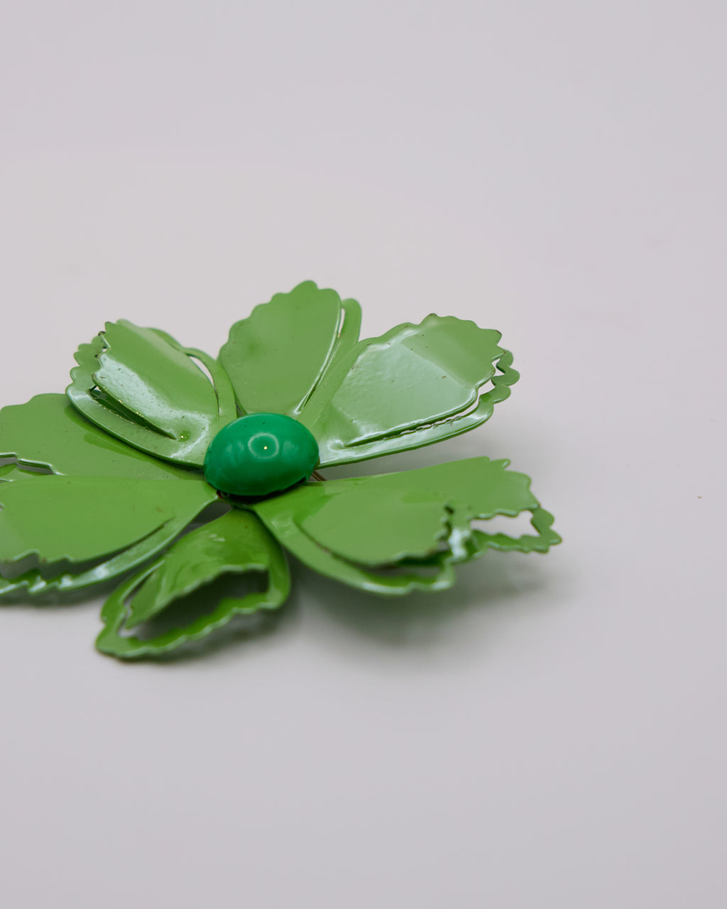 Spilla Vintage Fiore Verde Smaltato – Gioiello Floreale Anni 1960